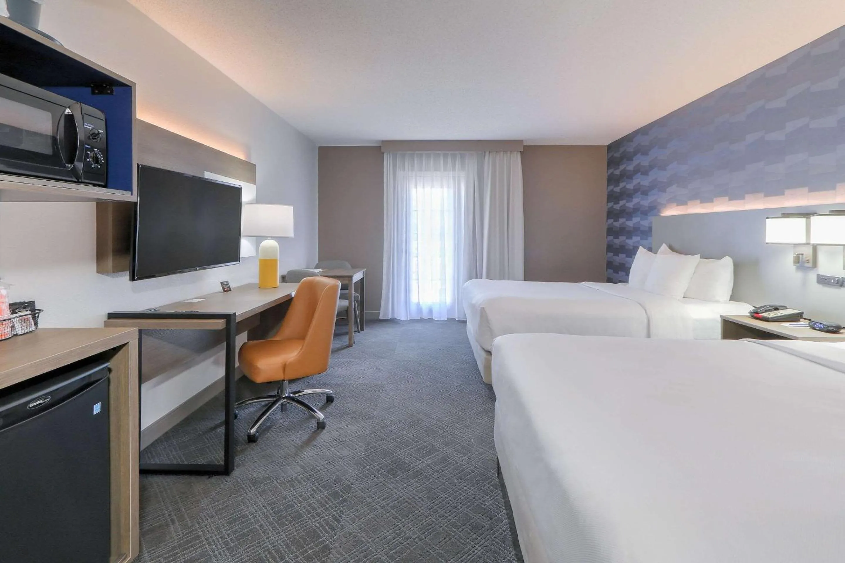 Bedroom, Bed in Comfort Inn & Suites at Dollywood Lane