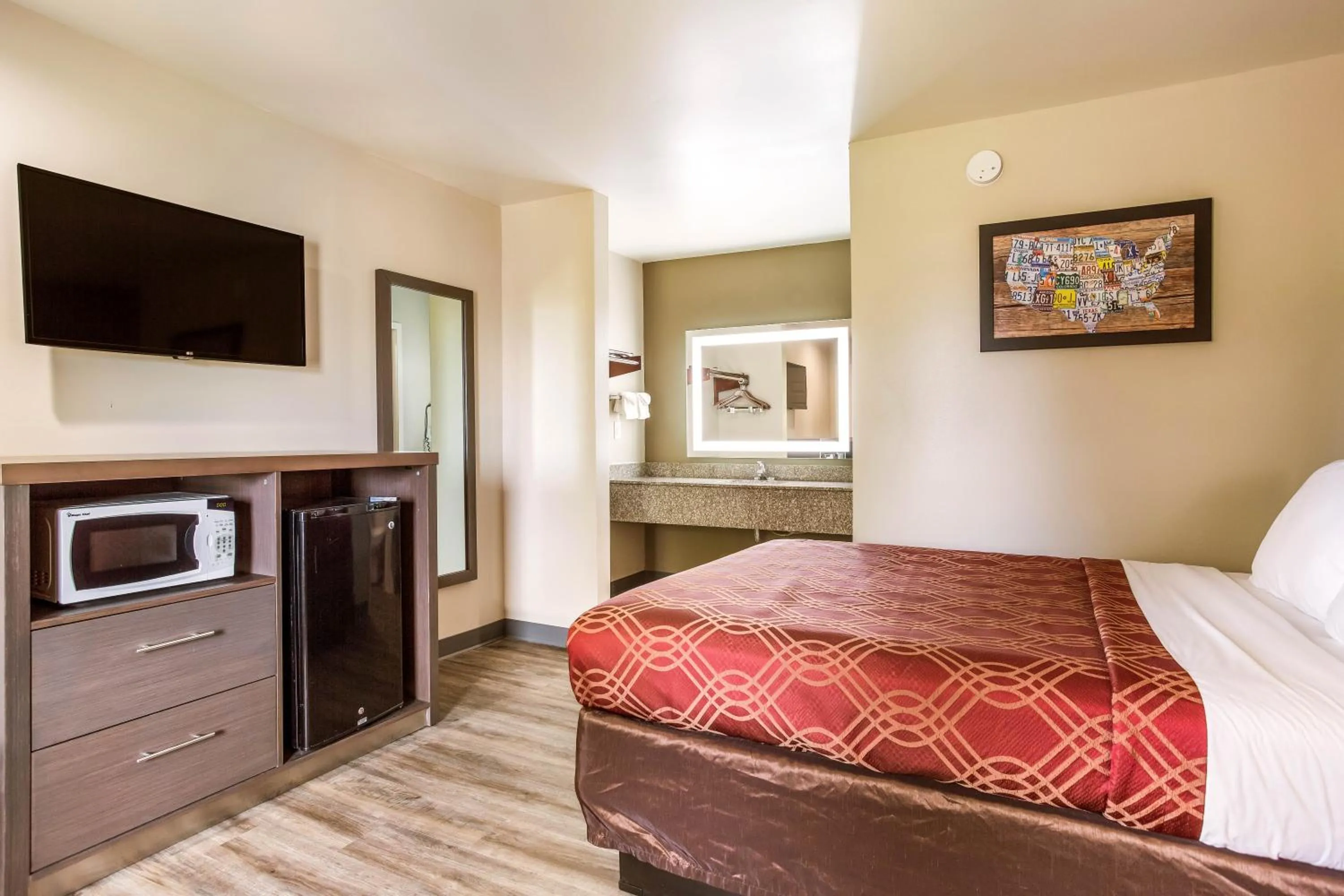 Bed in Econo Lodge Inn & Suites Murfreesboro Shopping District