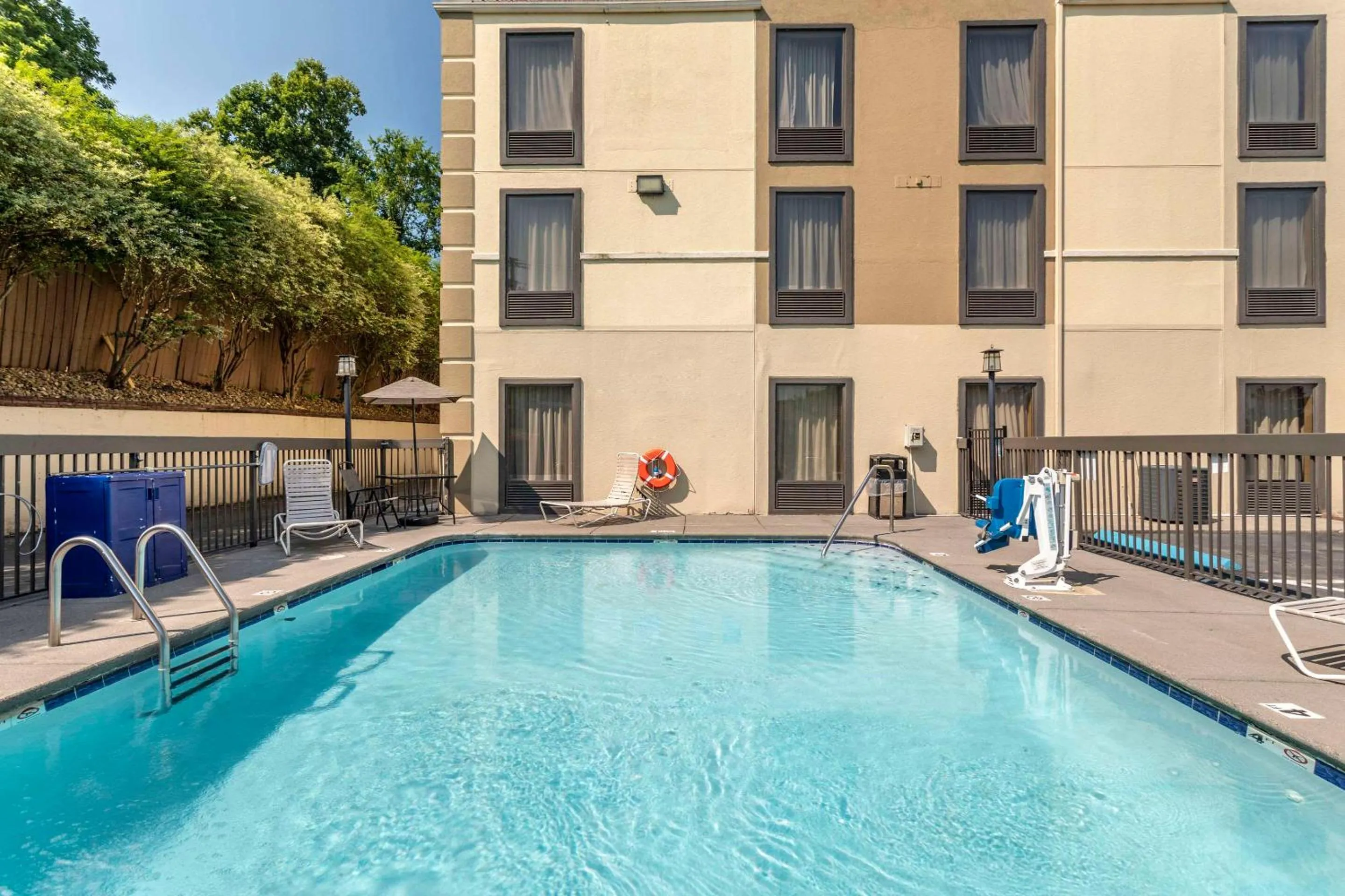 Swimming pool in Comfort Inn Kingsport Southeast