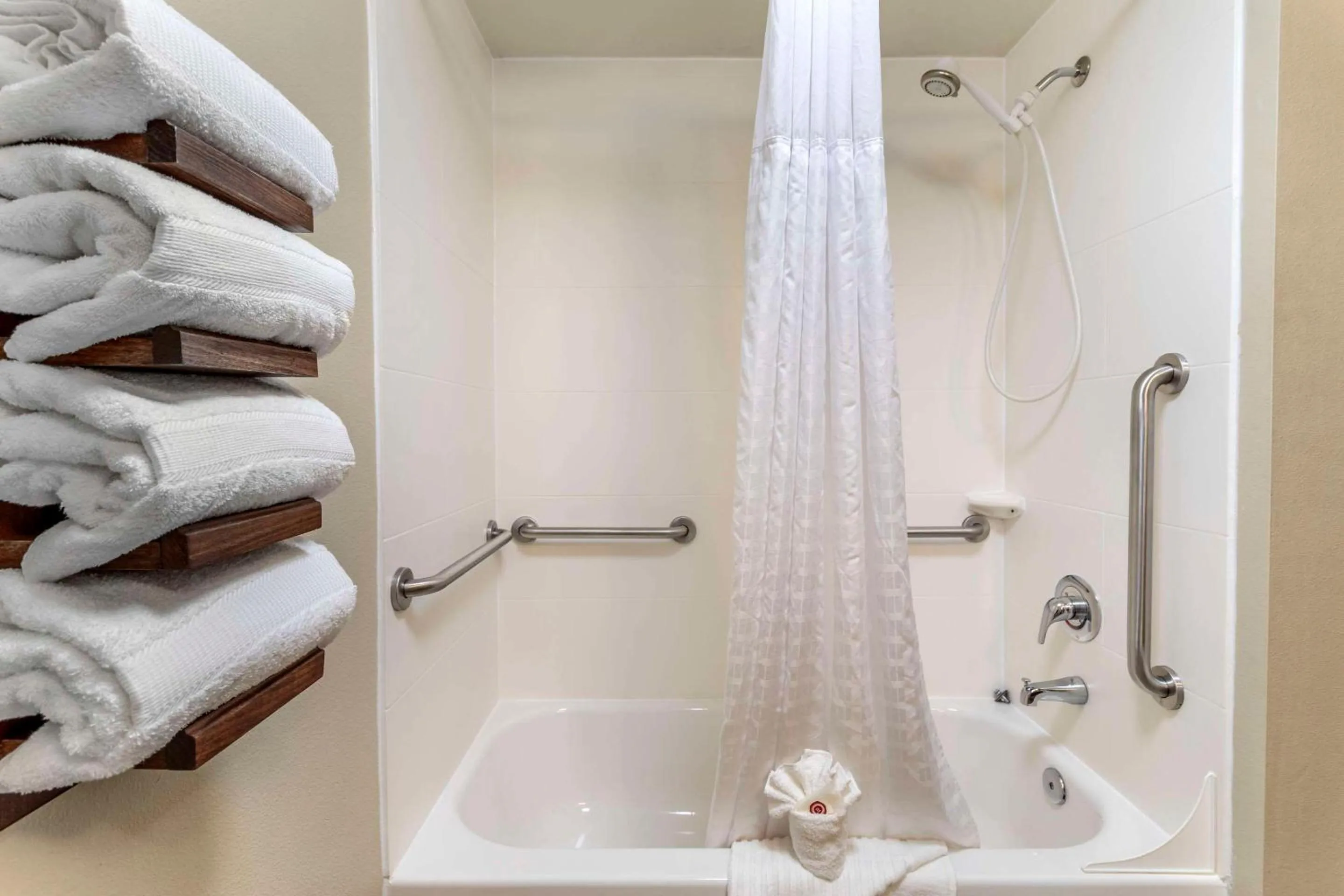 Bathroom in Comfort Inn Kingsport Southeast