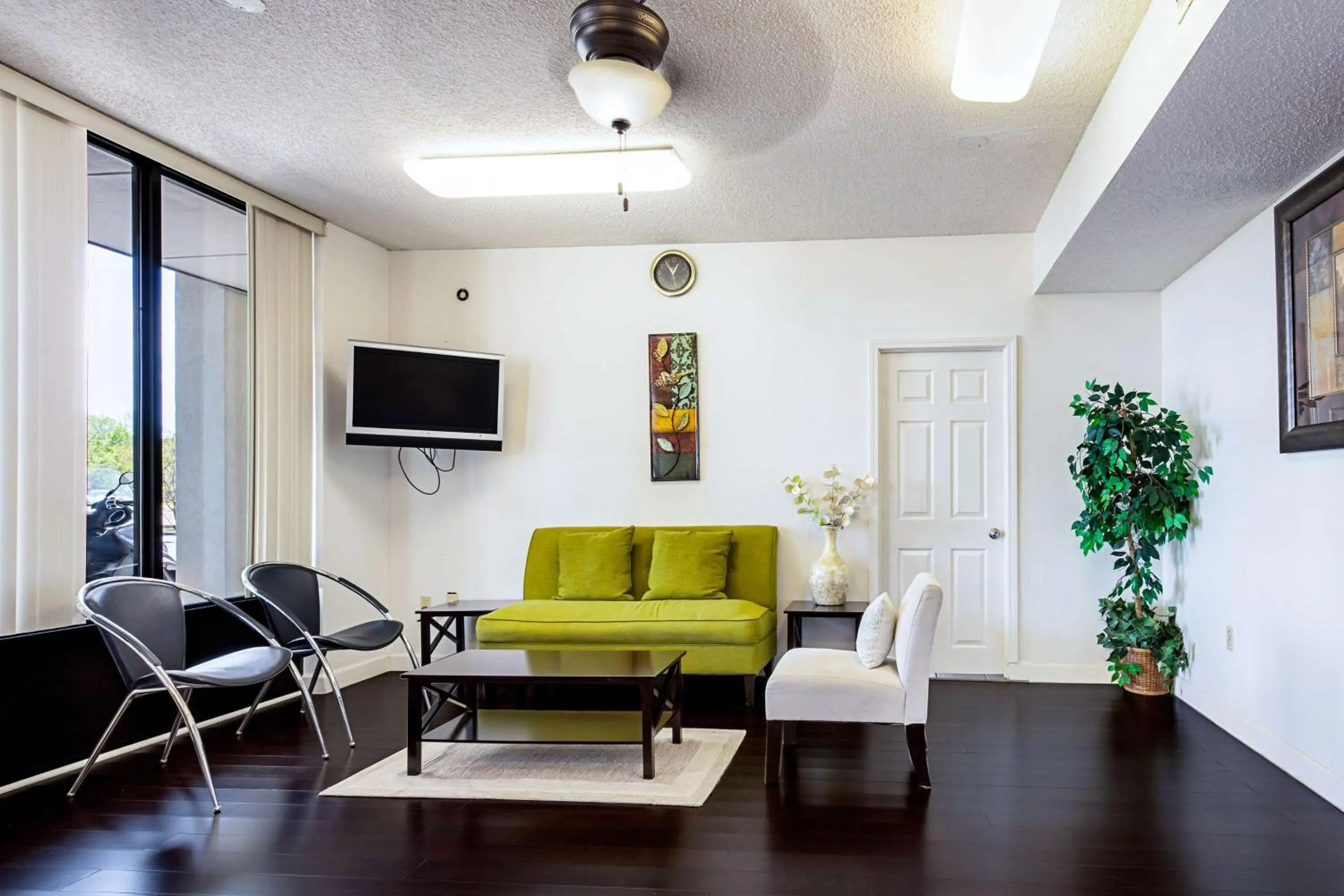 Communal lounge/ TV room in Motel 6-Covington, TN