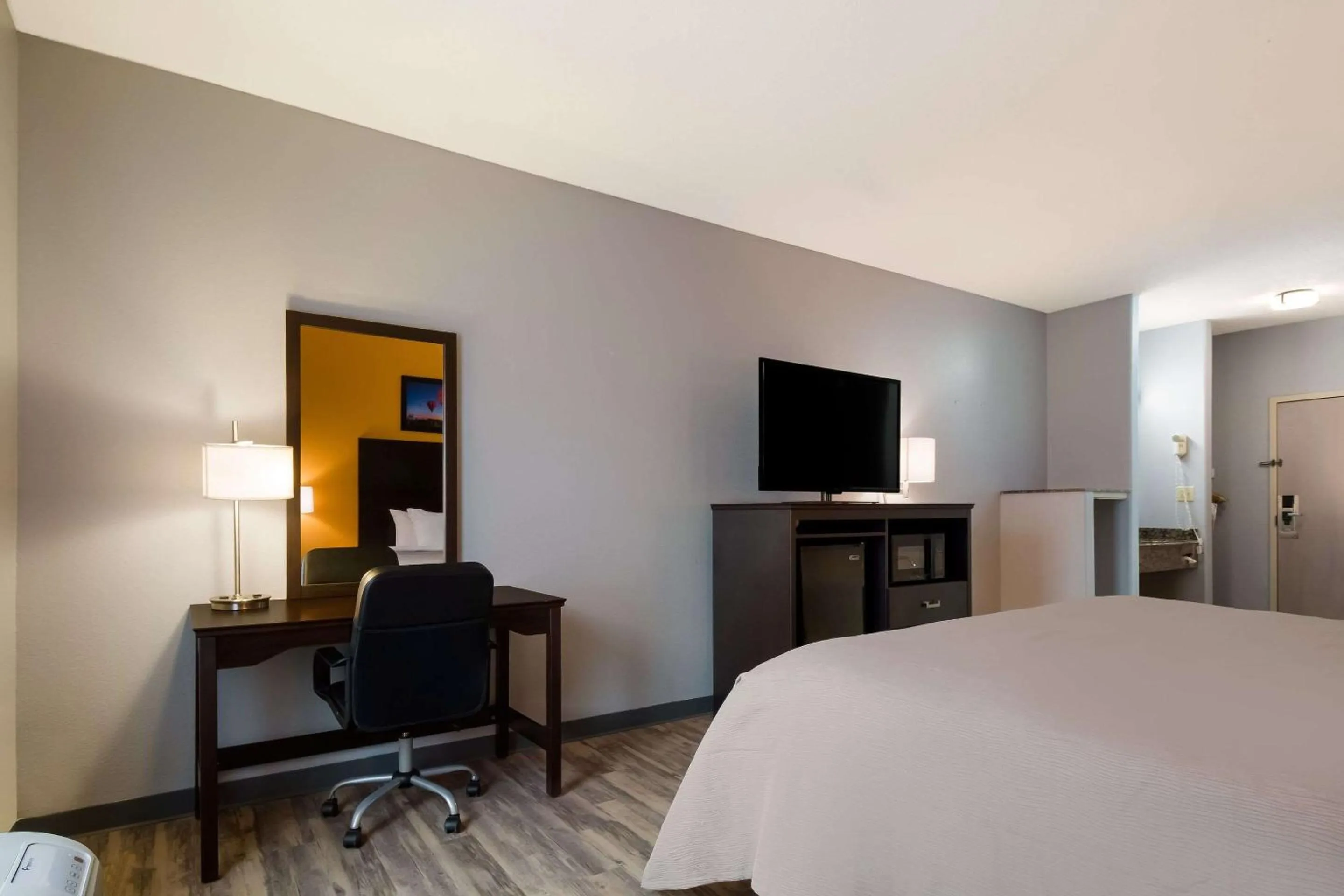 Bedroom in Quality Inn Columbia I-65