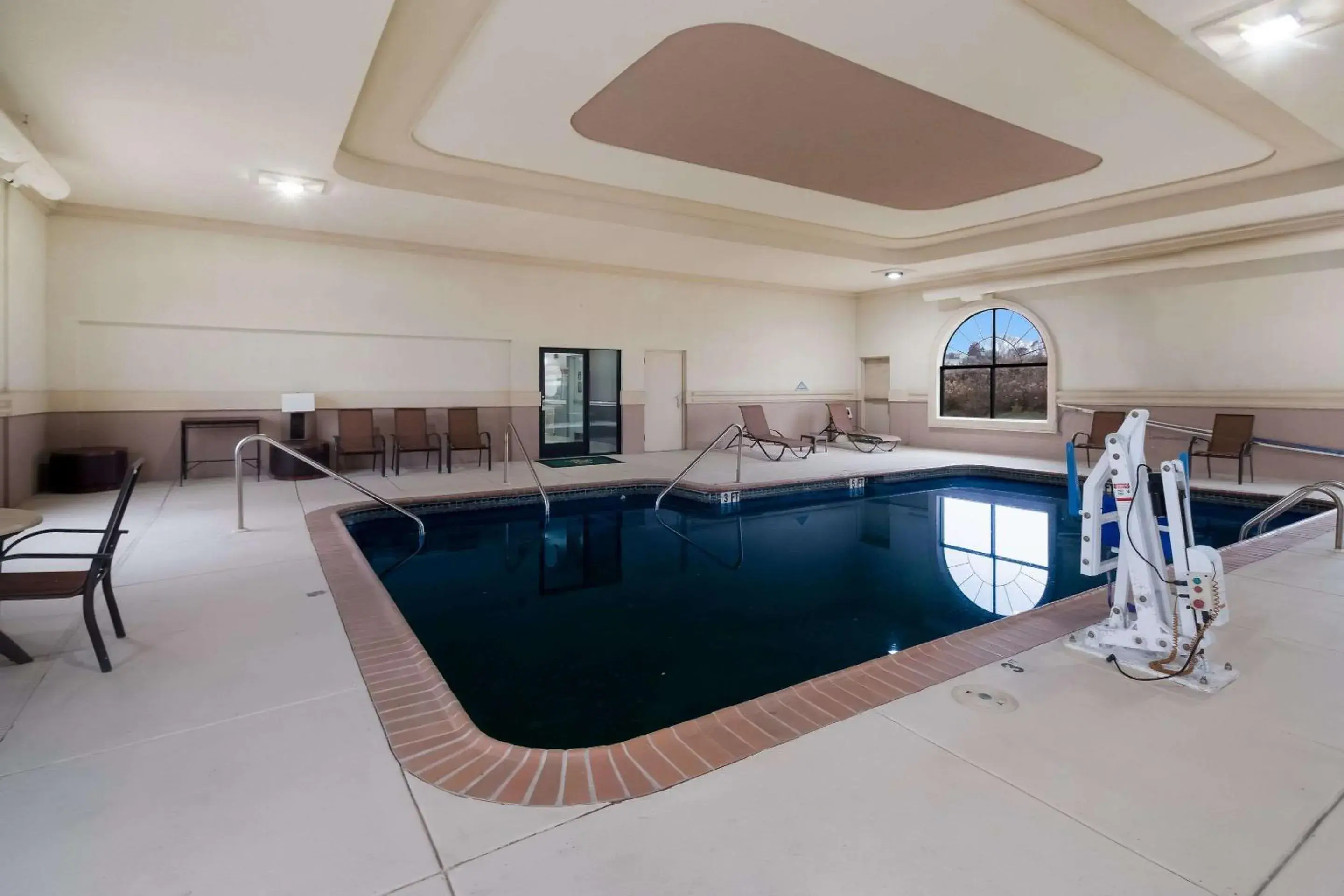 Swimming pool in Quality Inn Columbia I-65 Swimming pool in Quality Inn Columbia I-65