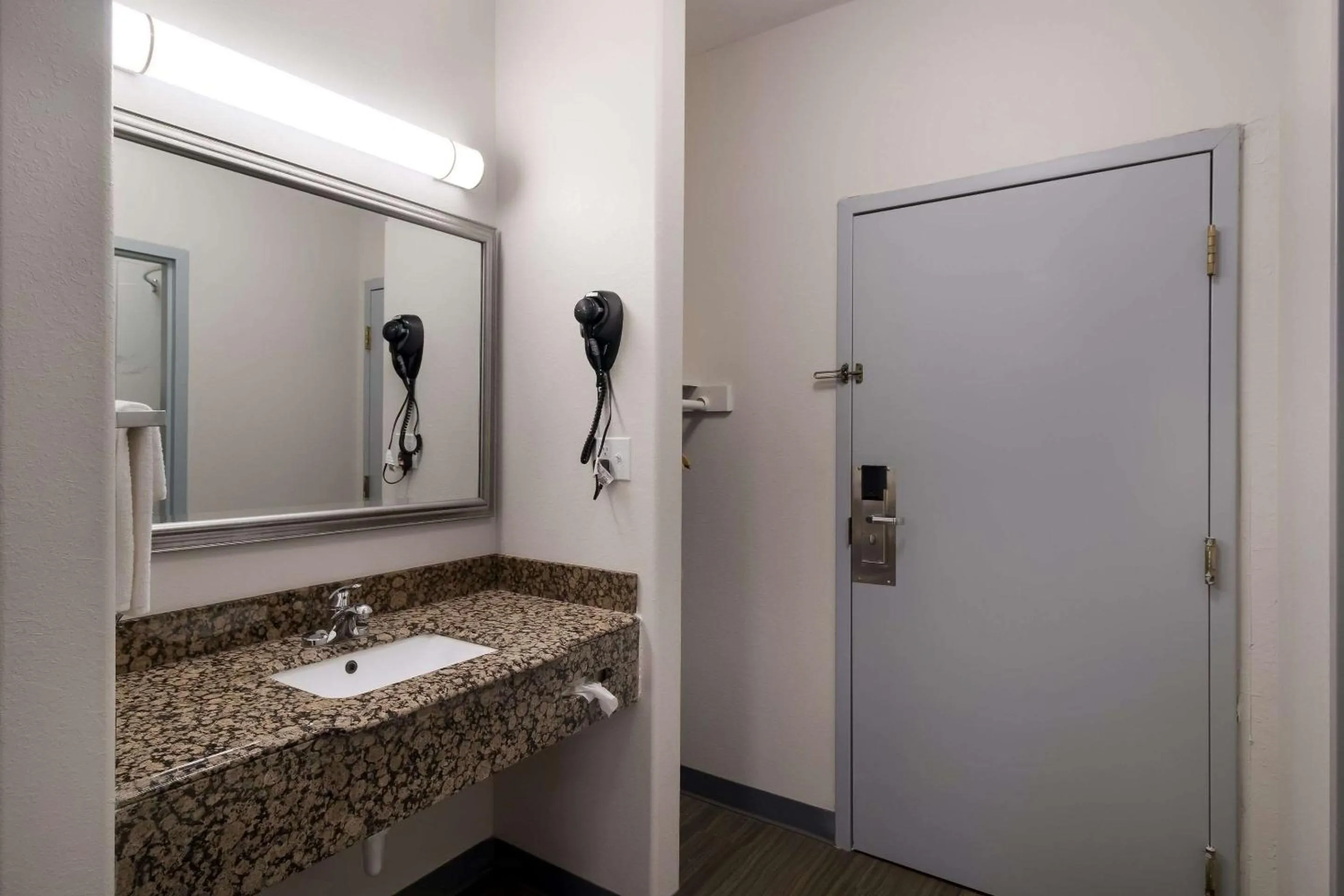 Bedroom in Quality Inn Columbia I-65