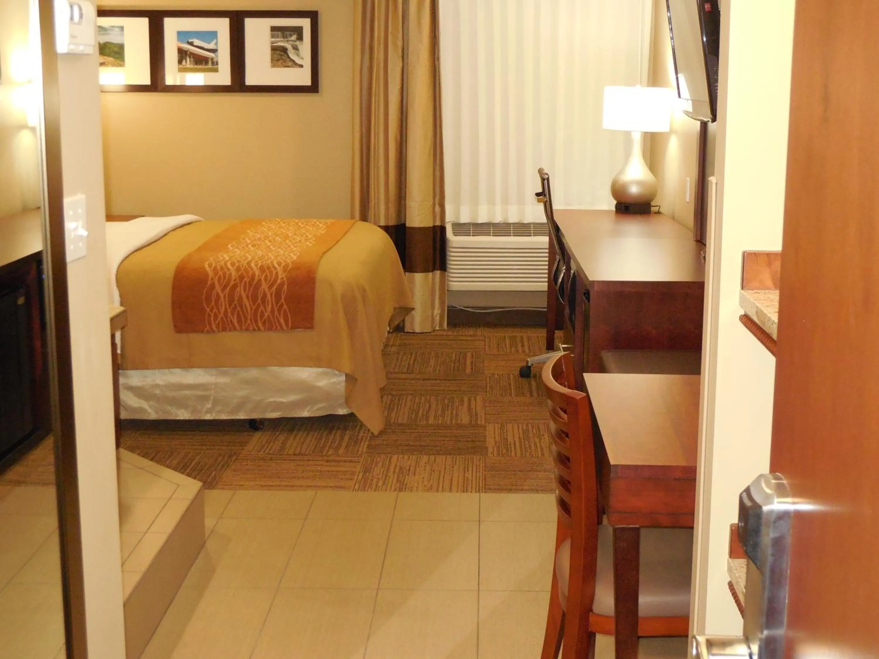 Bed in Giles Hotel Inn and Suites