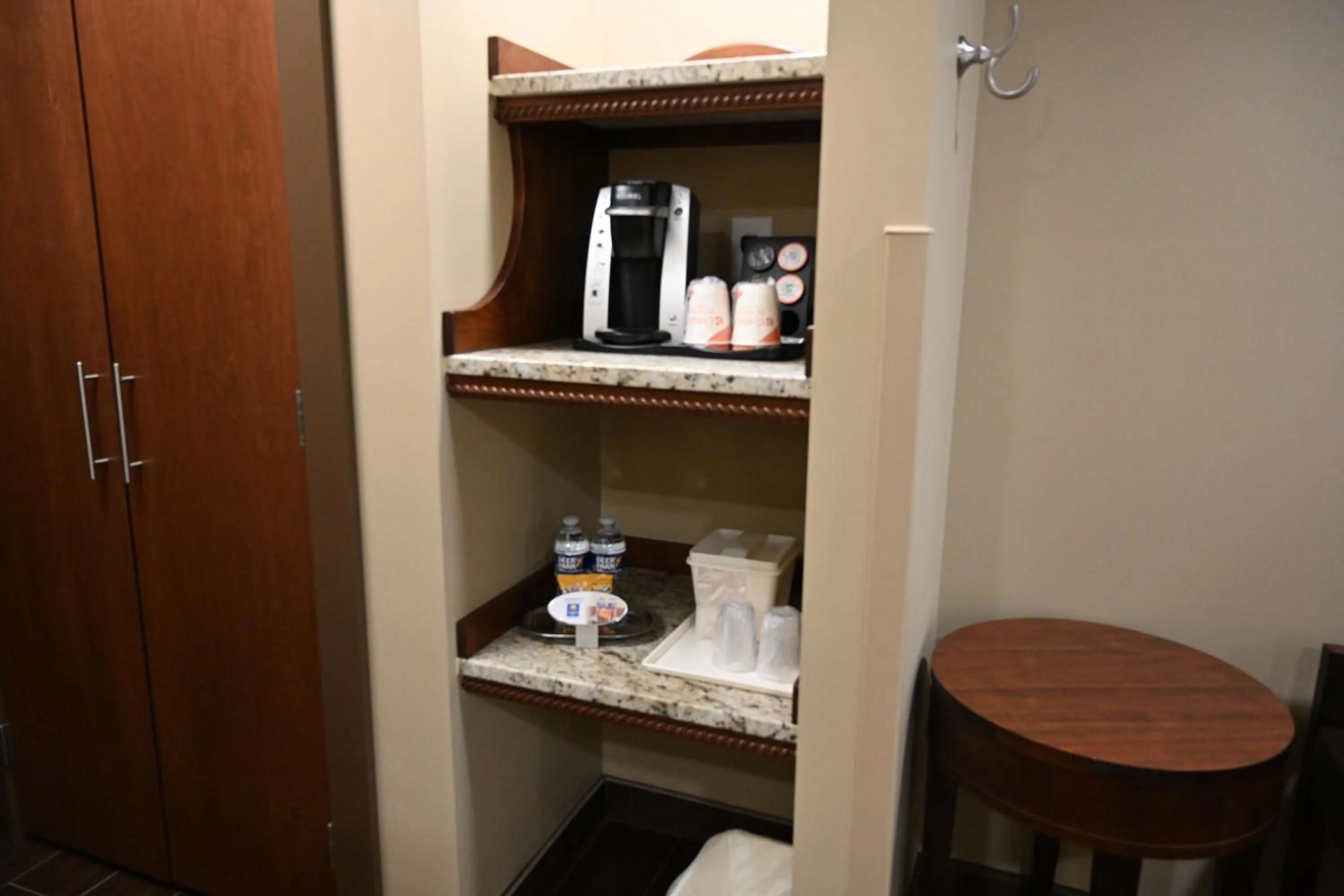 Coffee/tea facilities, Bathroom in Giles Hotel Inn and Suites