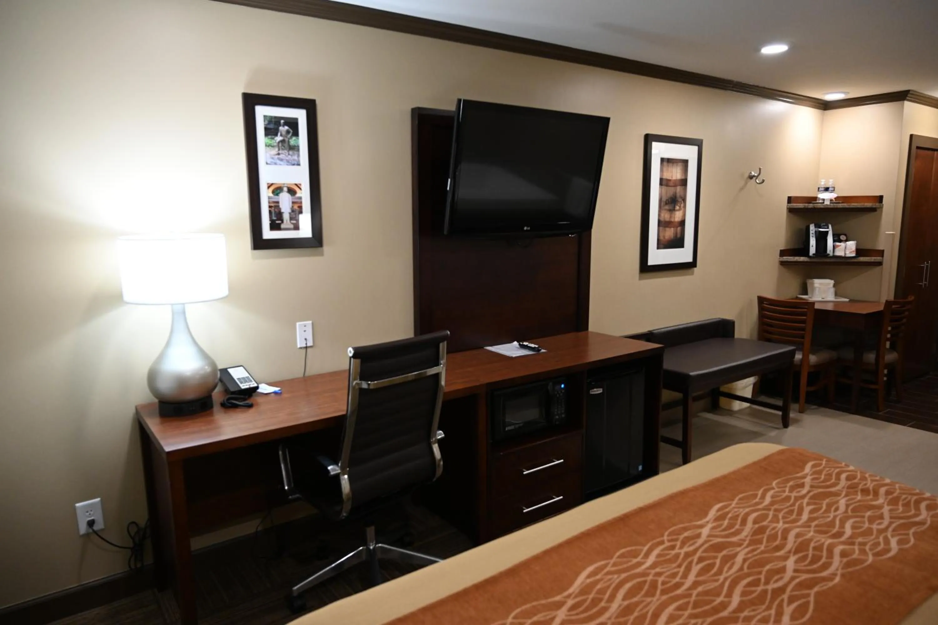 TV and multimedia, TV/Entertainment Center in Giles Hotel Inn and Suites