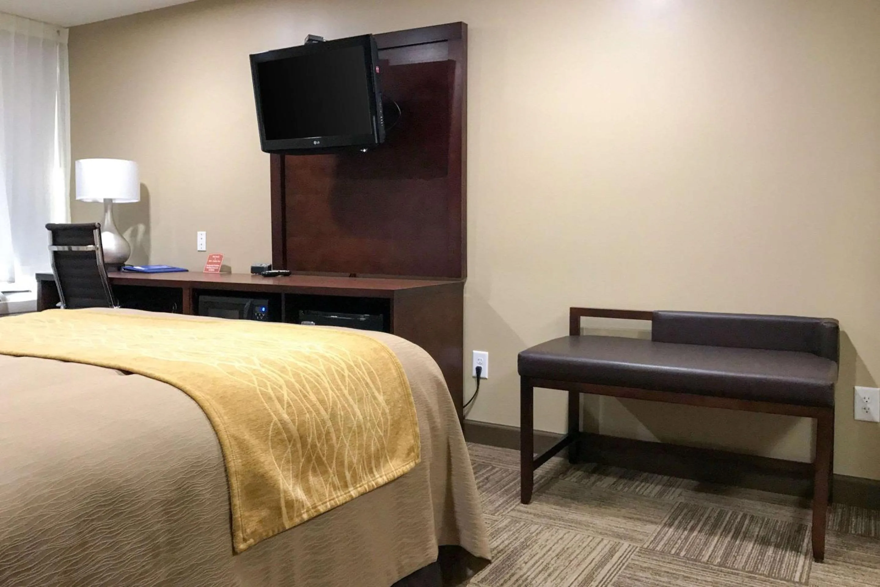 Photo of the whole room, TV/Entertainment Center in Giles Hotel Inn and Suites