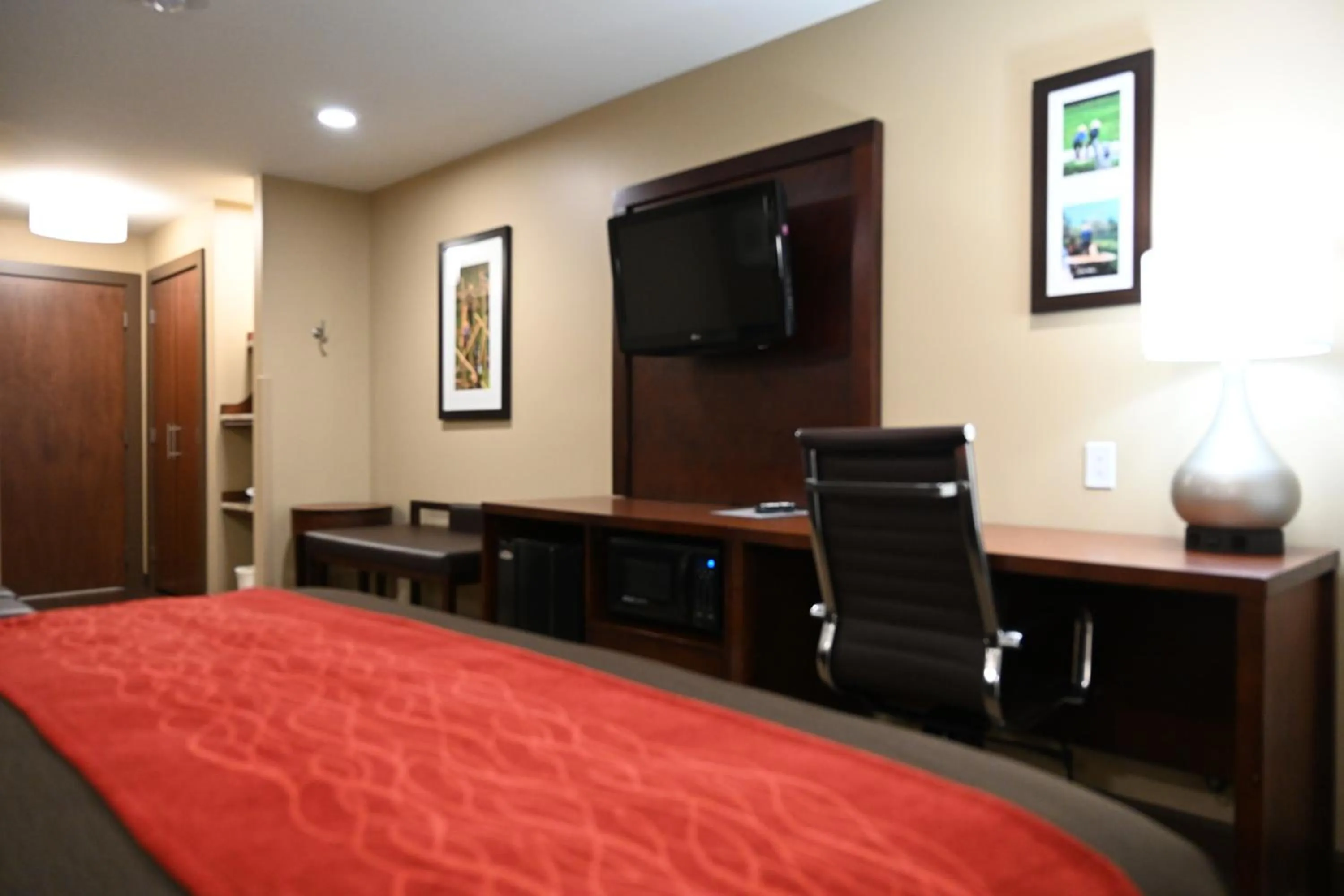 Bedroom, TV/Entertainment Center in Giles Hotel Inn and Suites