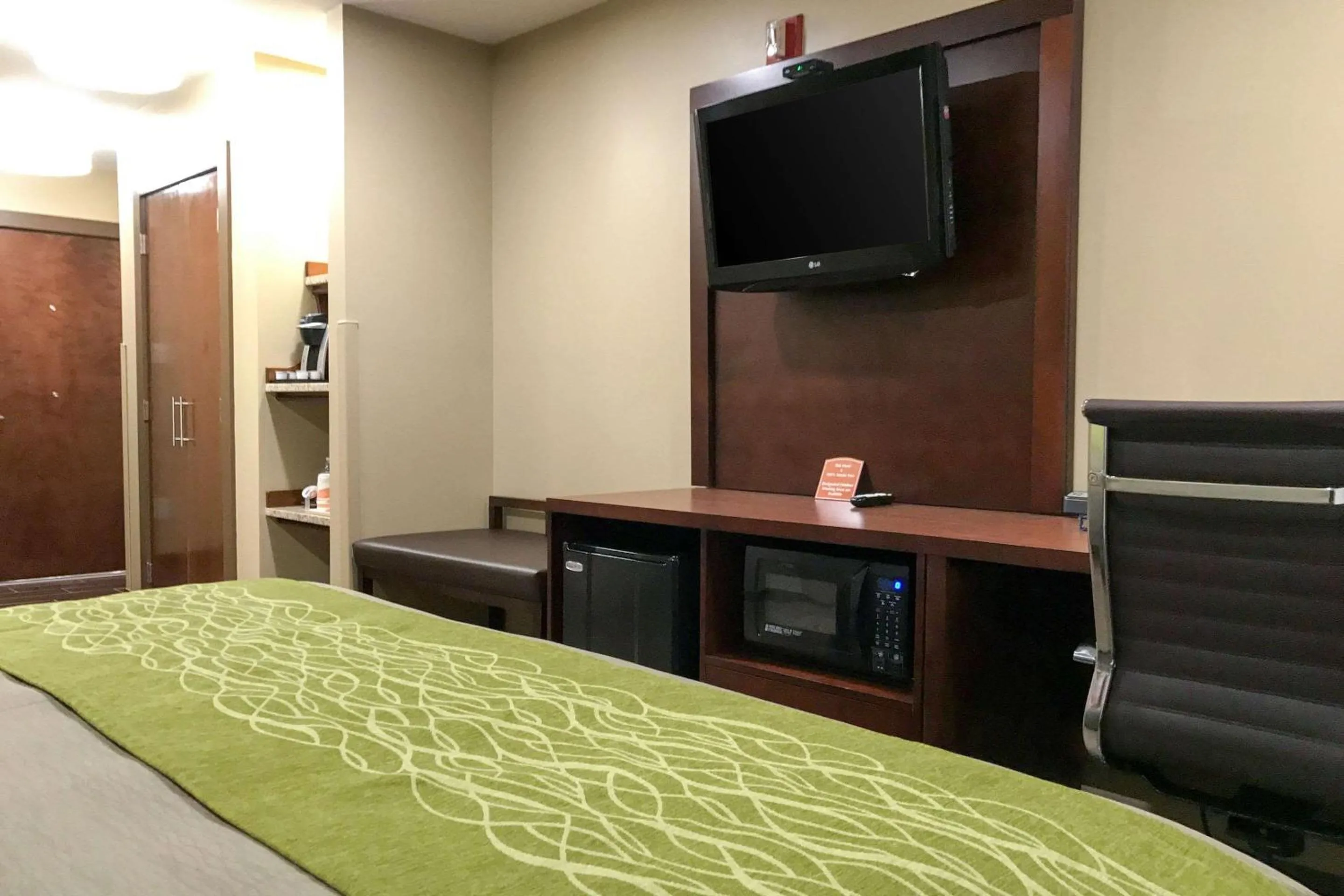 Photo of the whole room, TV/Entertainment Center in Giles Hotel Inn and Suites