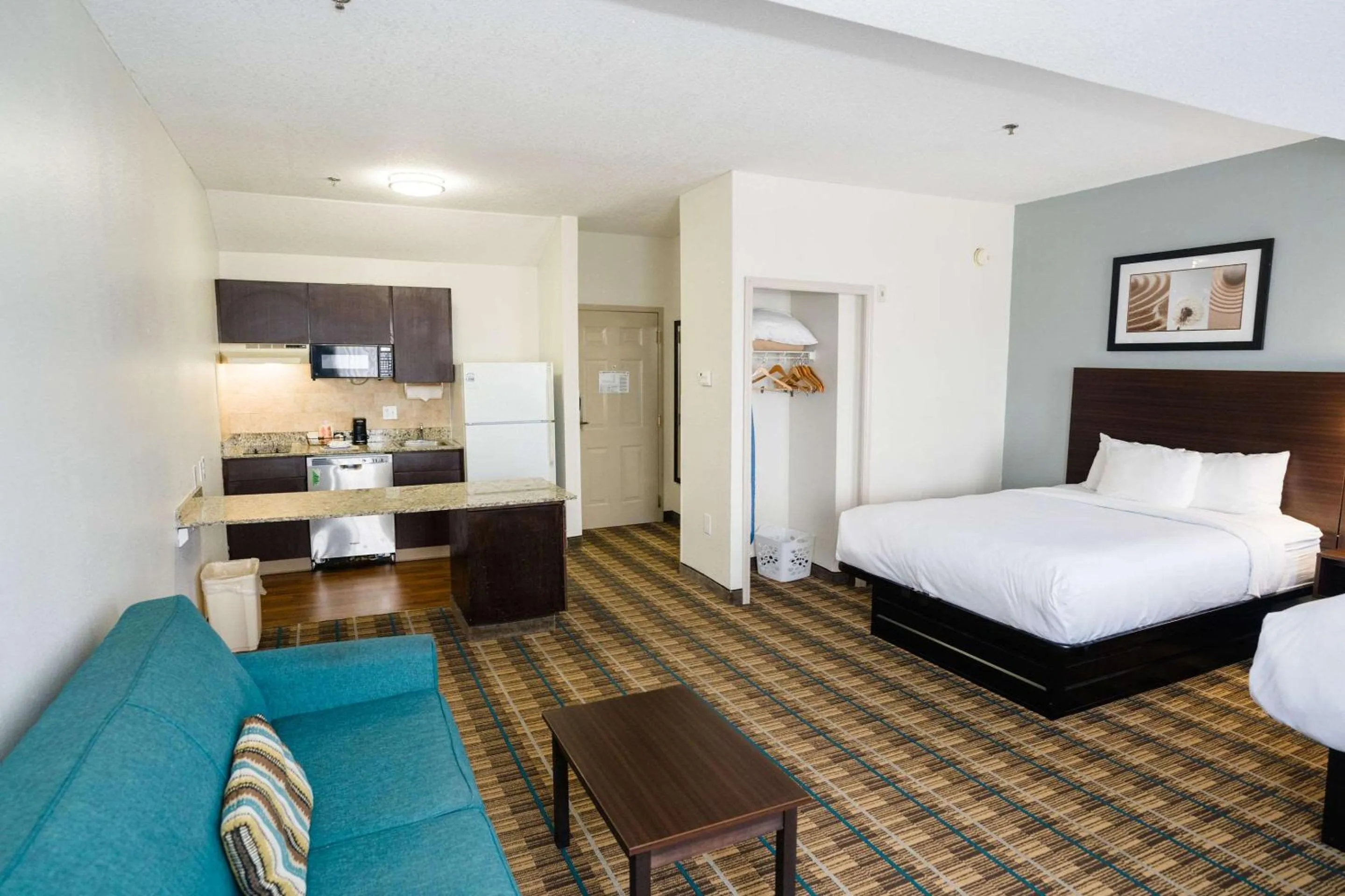 Bedroom, Bed in MainStay Suites Knoxville Airport