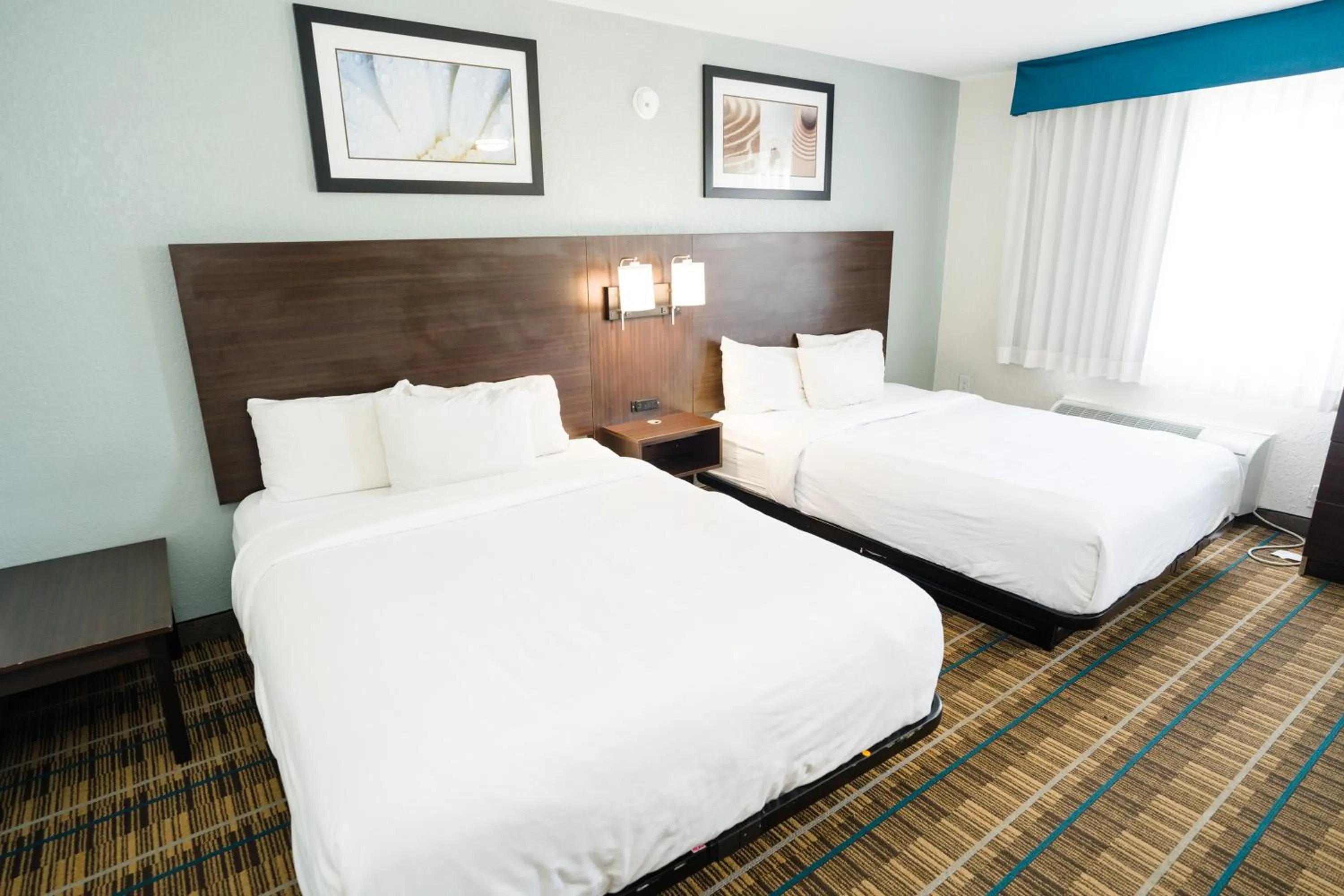 Bed in MainStay Suites Knoxville Airport
