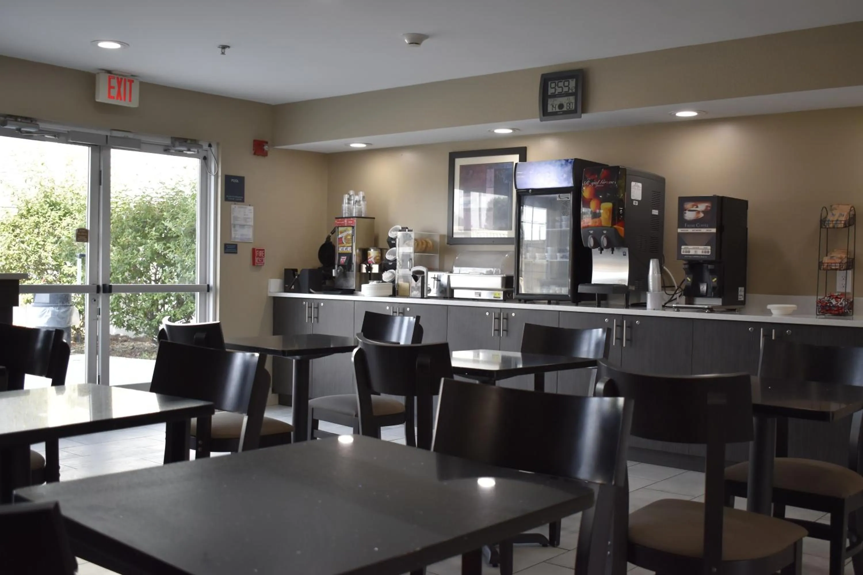 Dining area in MainStay Suites Knoxville Airport