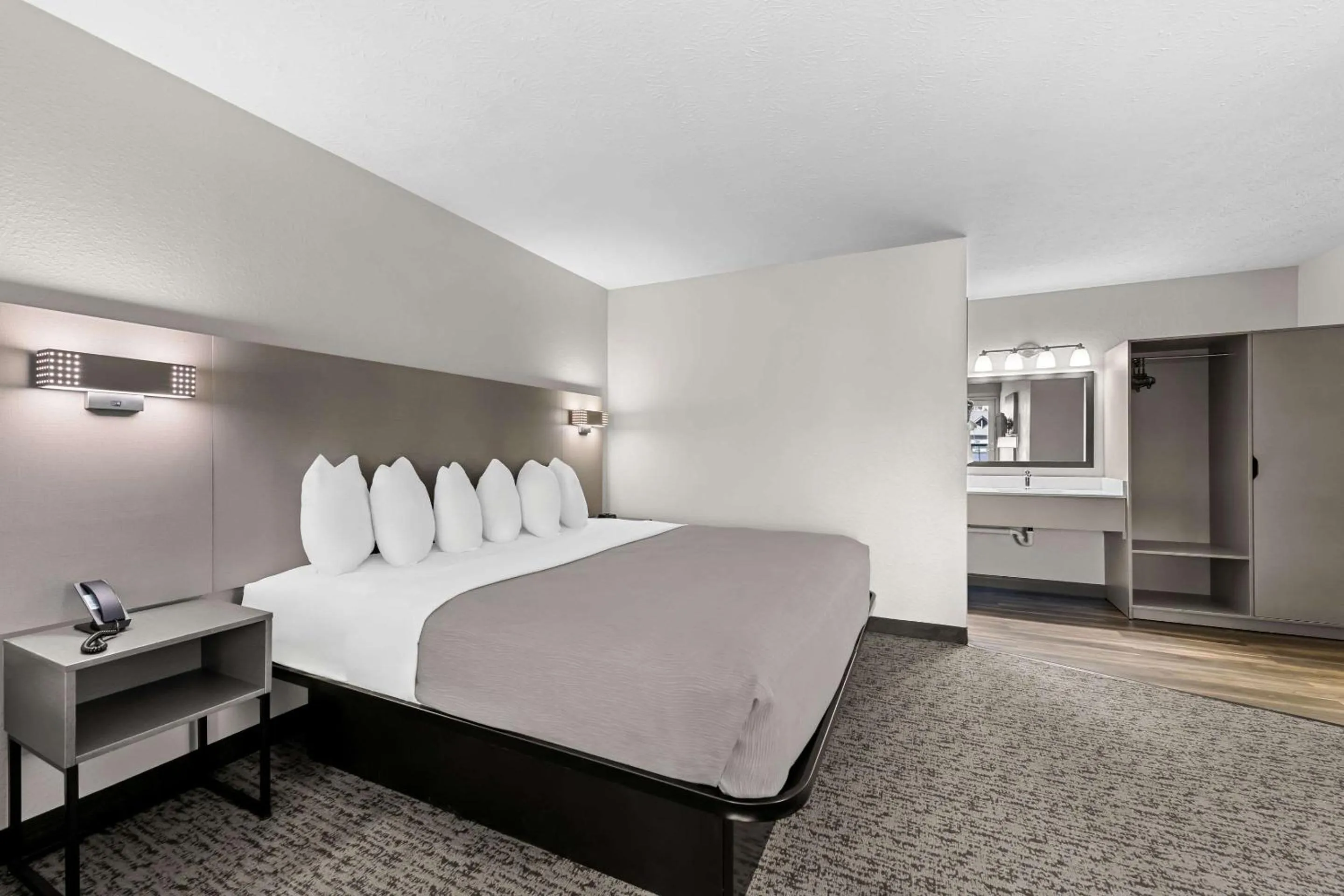 Bedroom, Bed in Quality Inn & Suites at Dollywood Lane