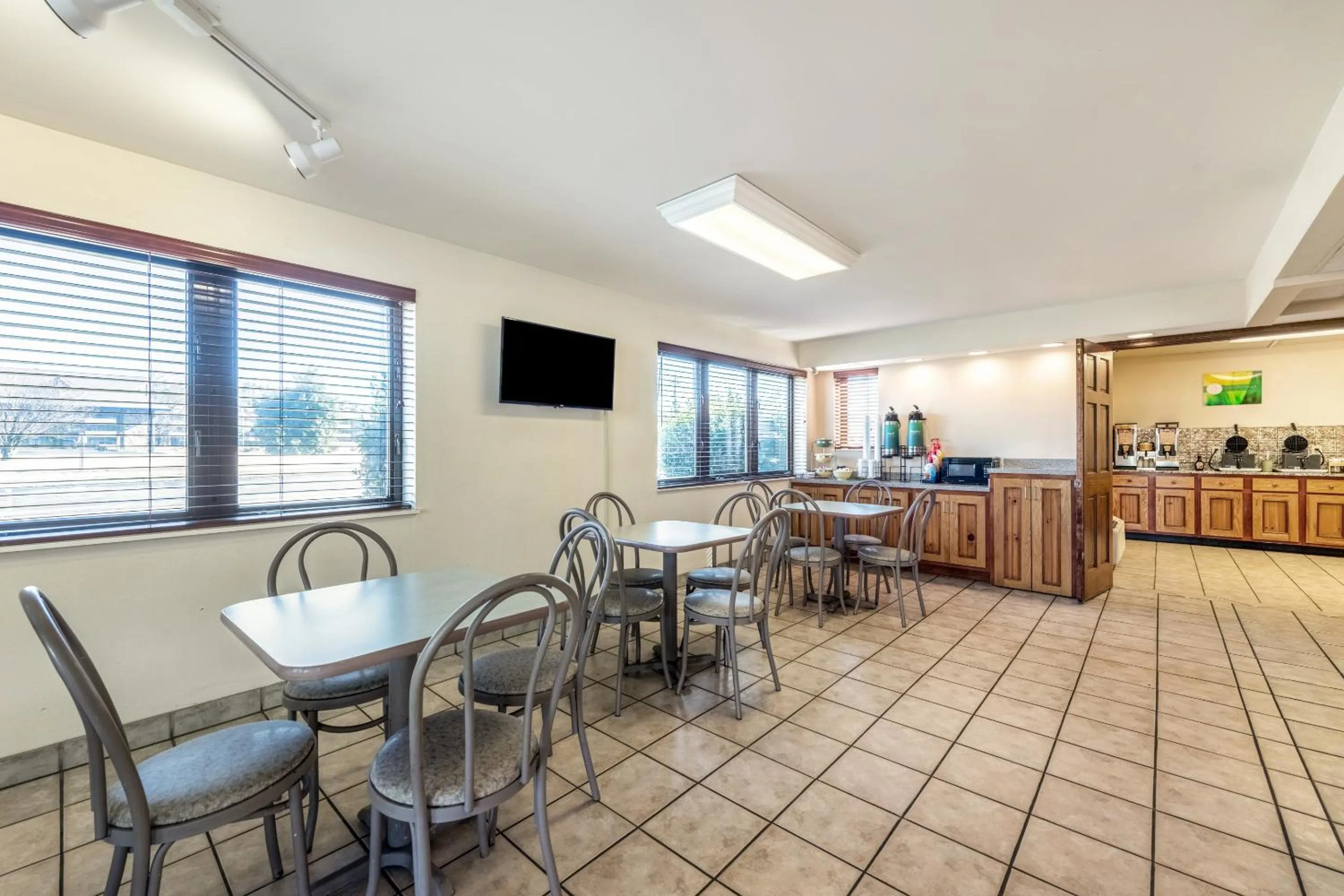 Dining area in Quality Inn & Suites at Dollywood Lane