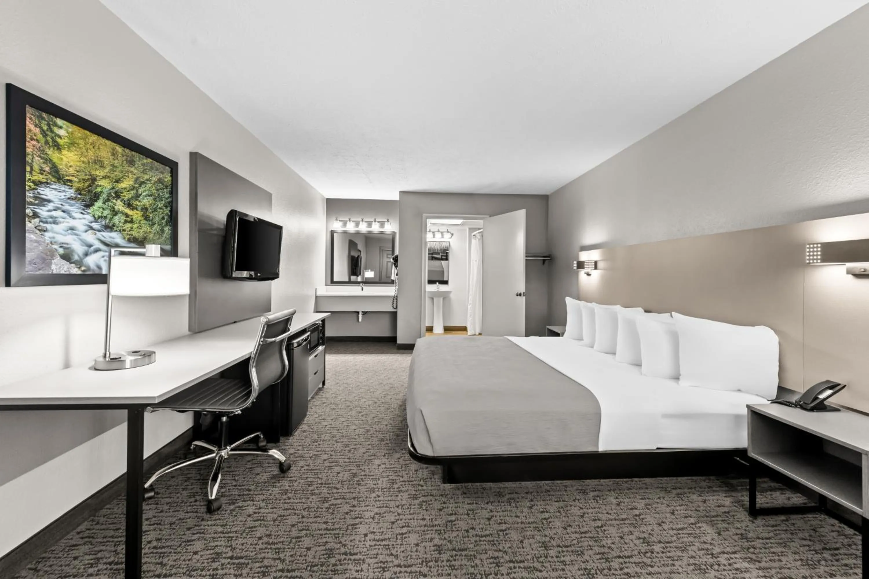 Bed in Quality Inn & Suites at Dollywood Lane