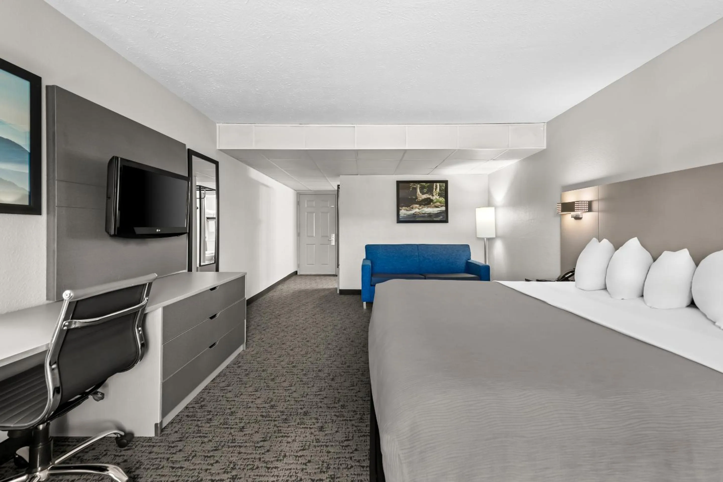 Photo of the whole room, Bed in Quality Inn & Suites at Dollywood Lane