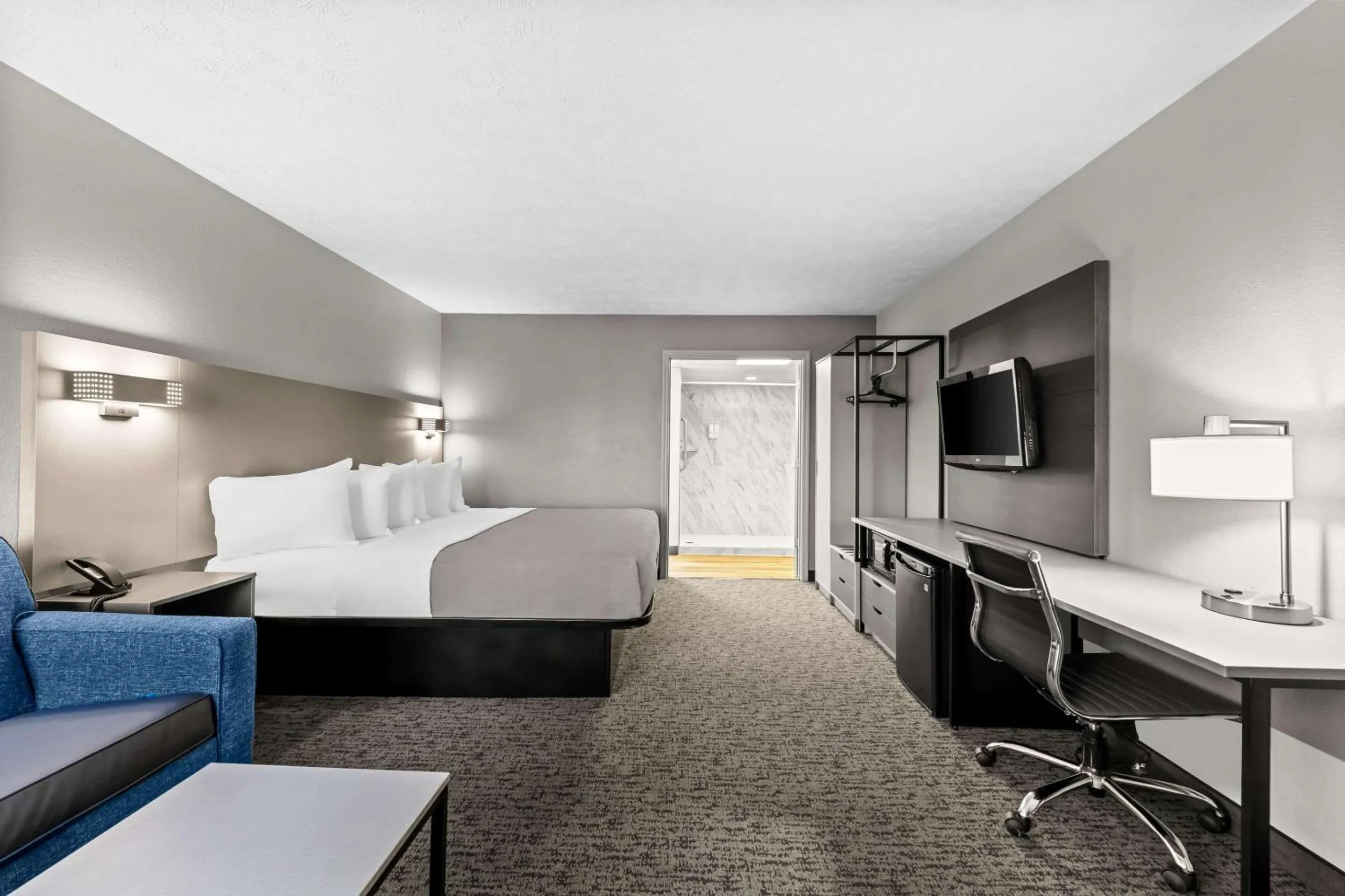 Bedroom, Bed in Quality Inn & Suites at Dollywood Lane