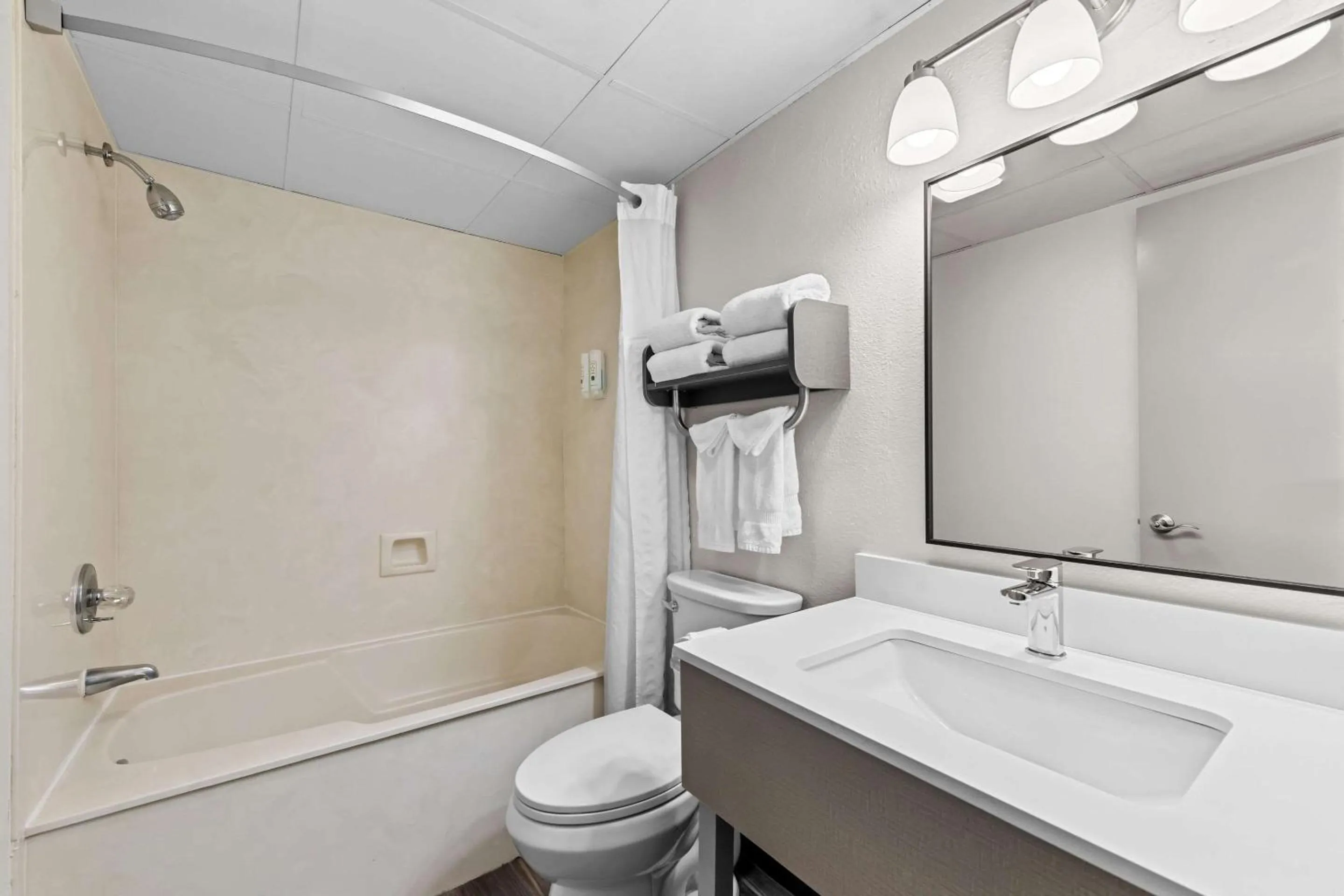 Bedroom in Quality Inn & Suites at Dollywood Lane