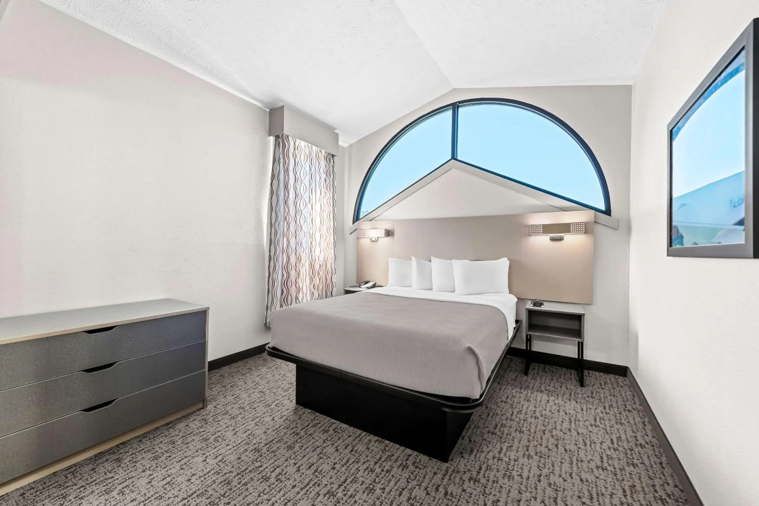 Bedroom, Bed in Quality Inn & Suites at Dollywood Lane