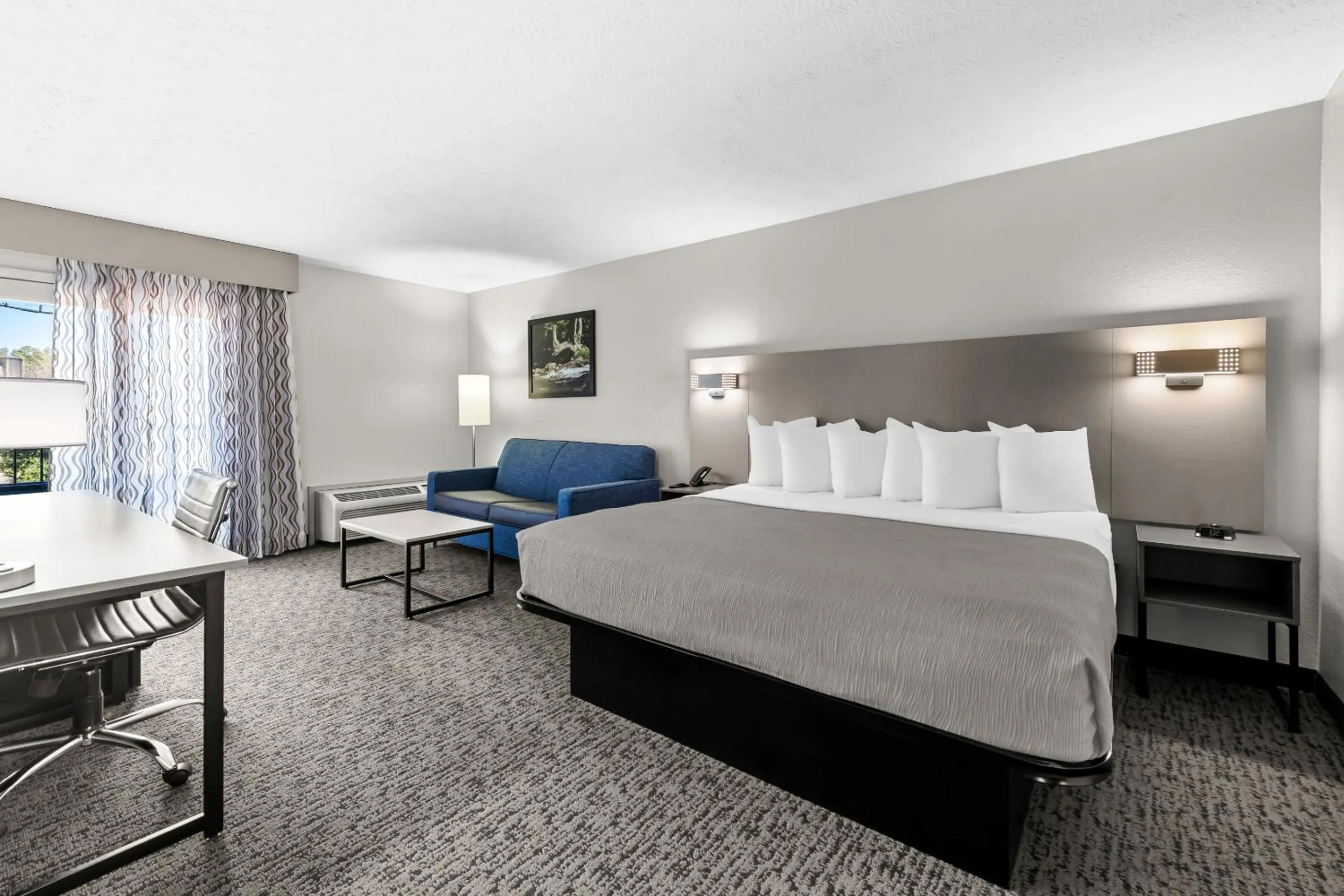 Photo of the whole room, Bed in Quality Inn & Suites at Dollywood Lane