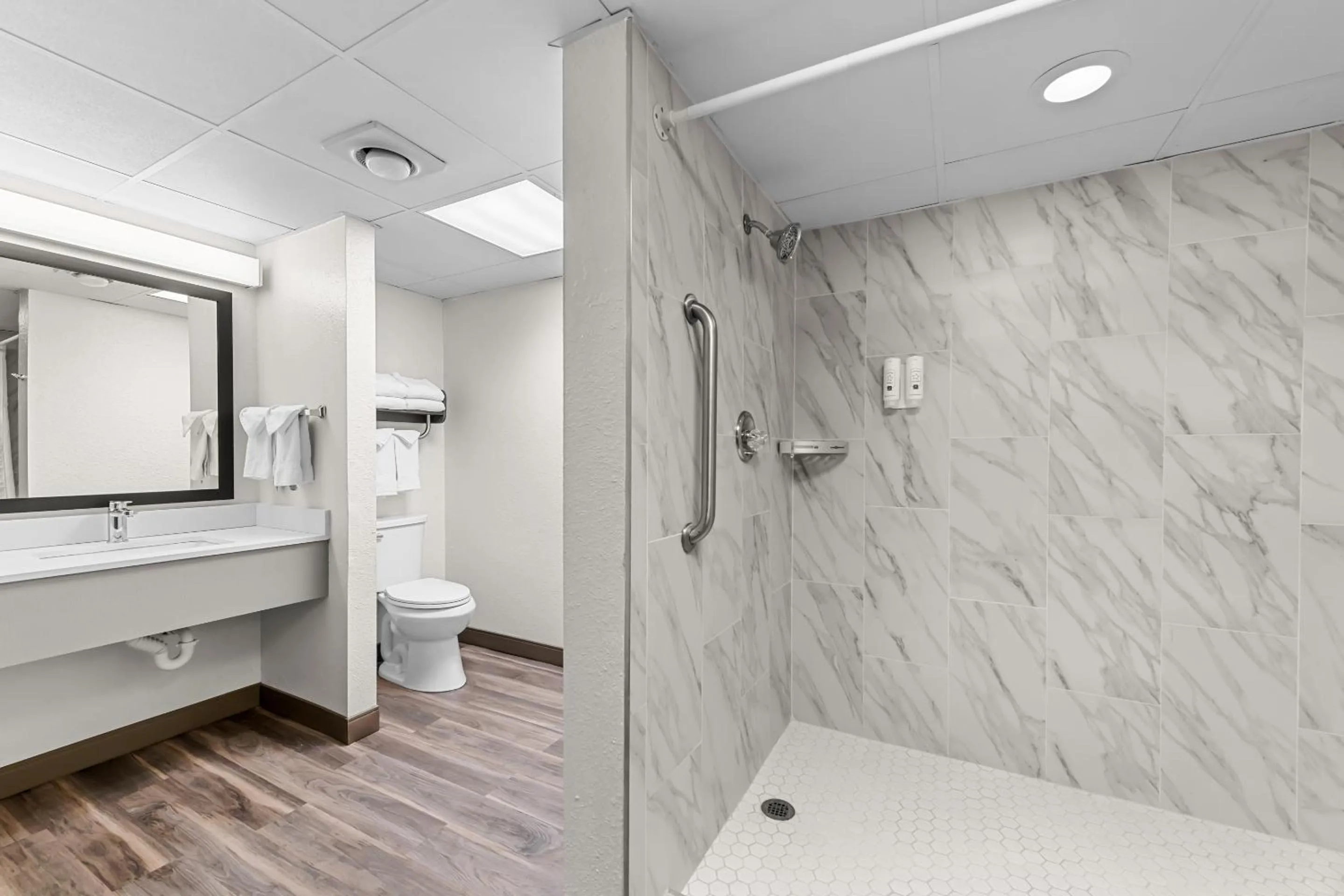 Shower in Quality Inn & Suites at Dollywood Lane