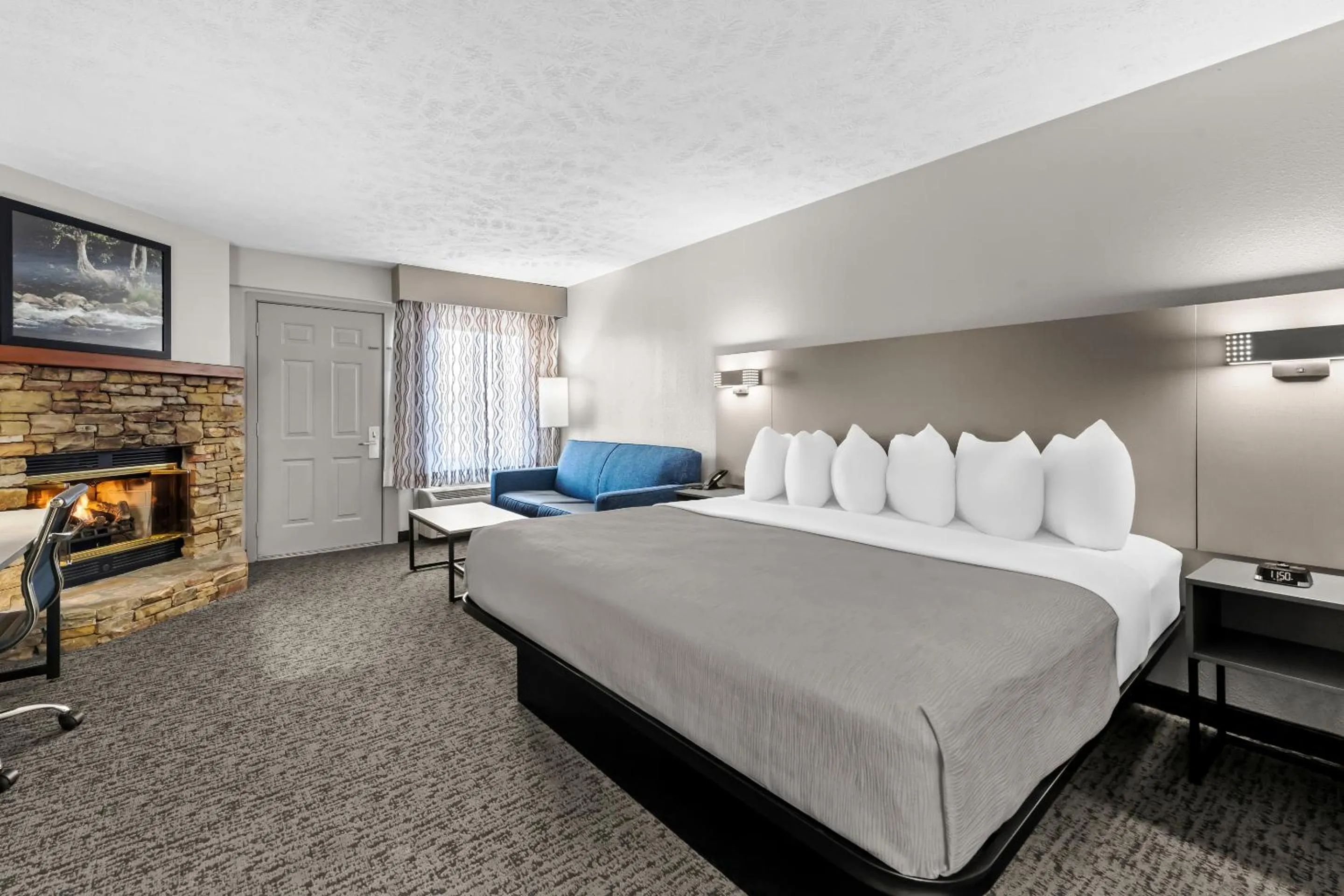 View (from property/room), Bed in Quality Inn & Suites at Dollywood Lane