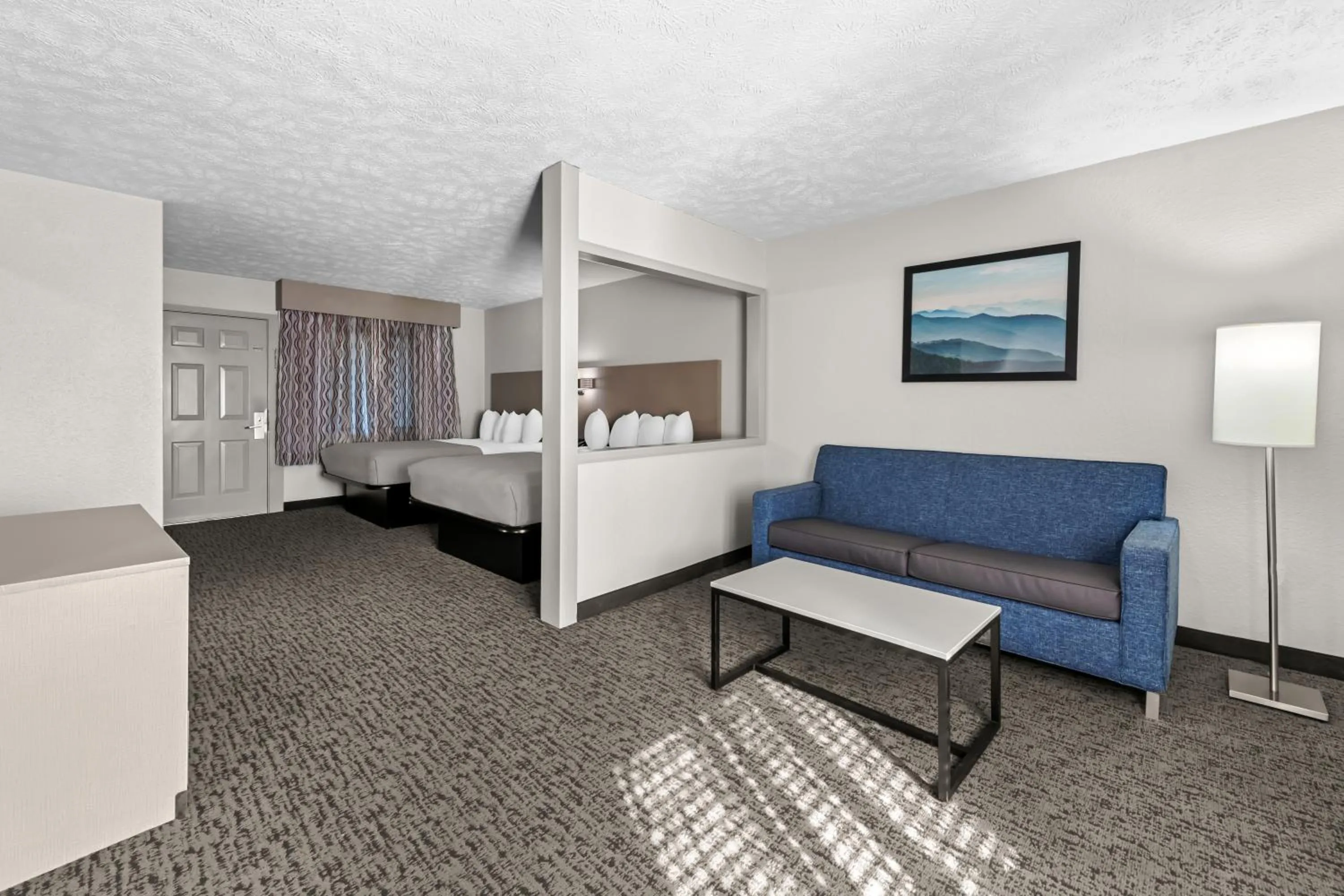 Living room, Bed in Quality Inn & Suites at Dollywood Lane