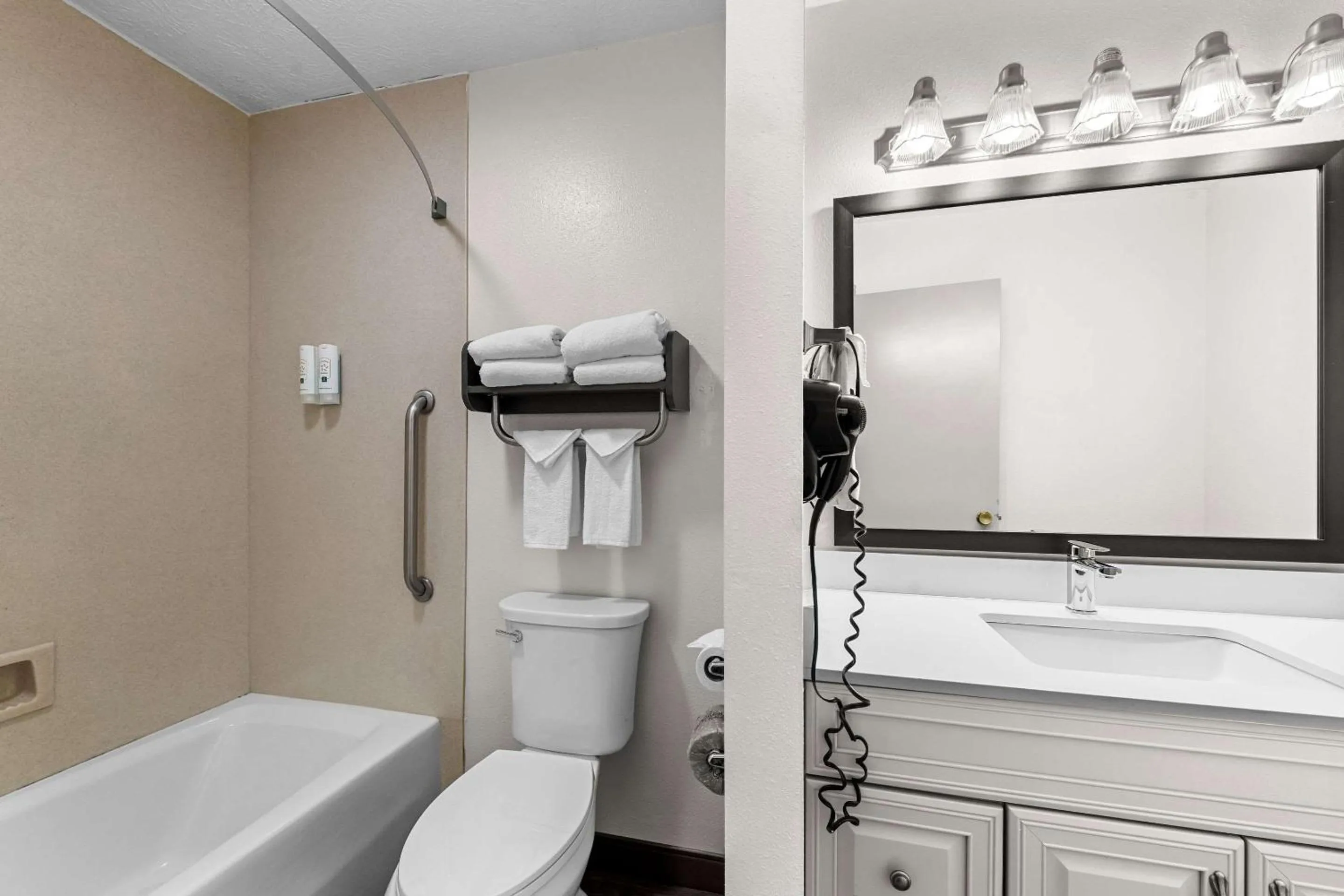 Bedroom in Quality Inn & Suites at Dollywood Lane