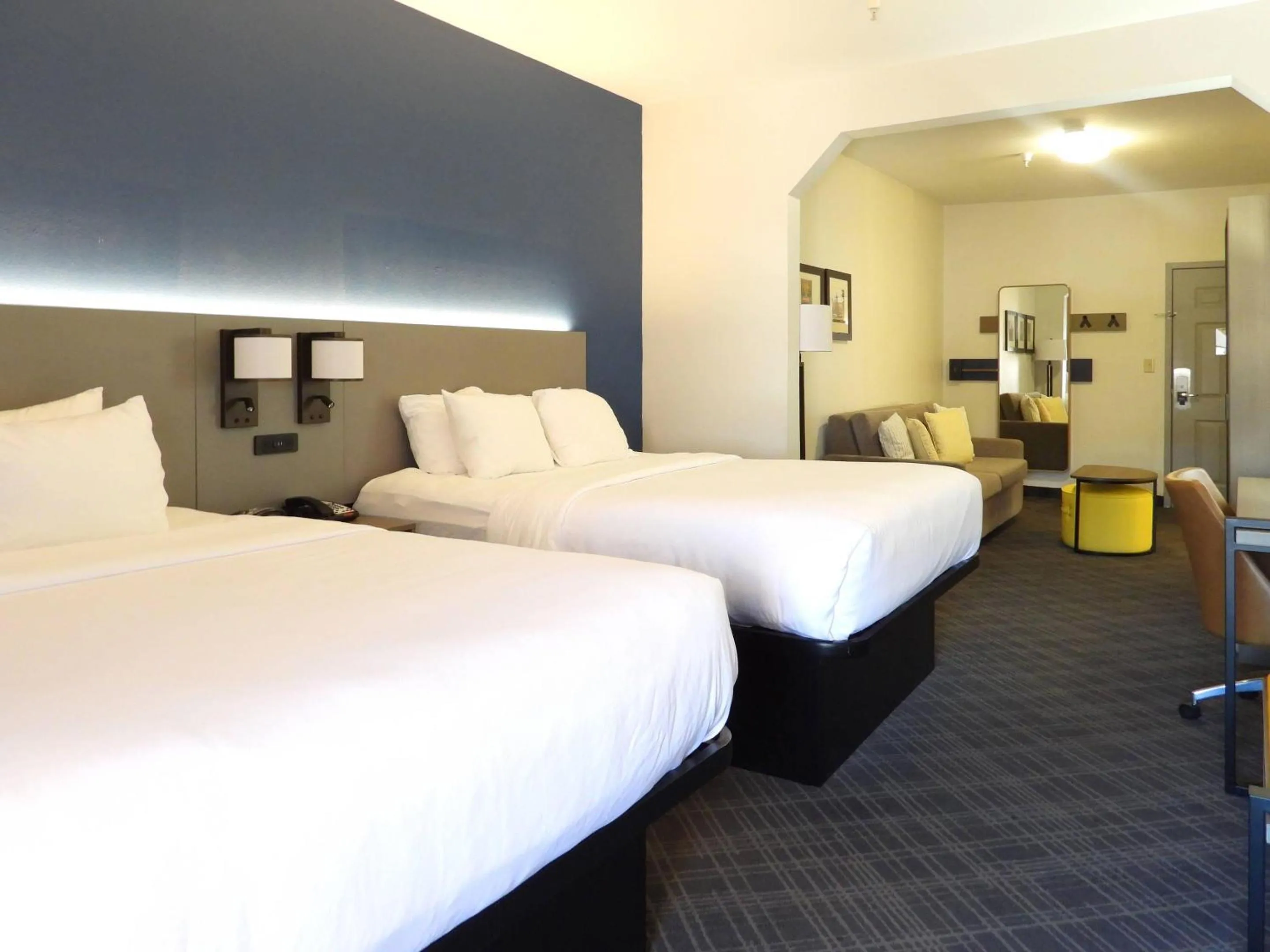 Bedroom, Bed in Comfort Suites Crossville