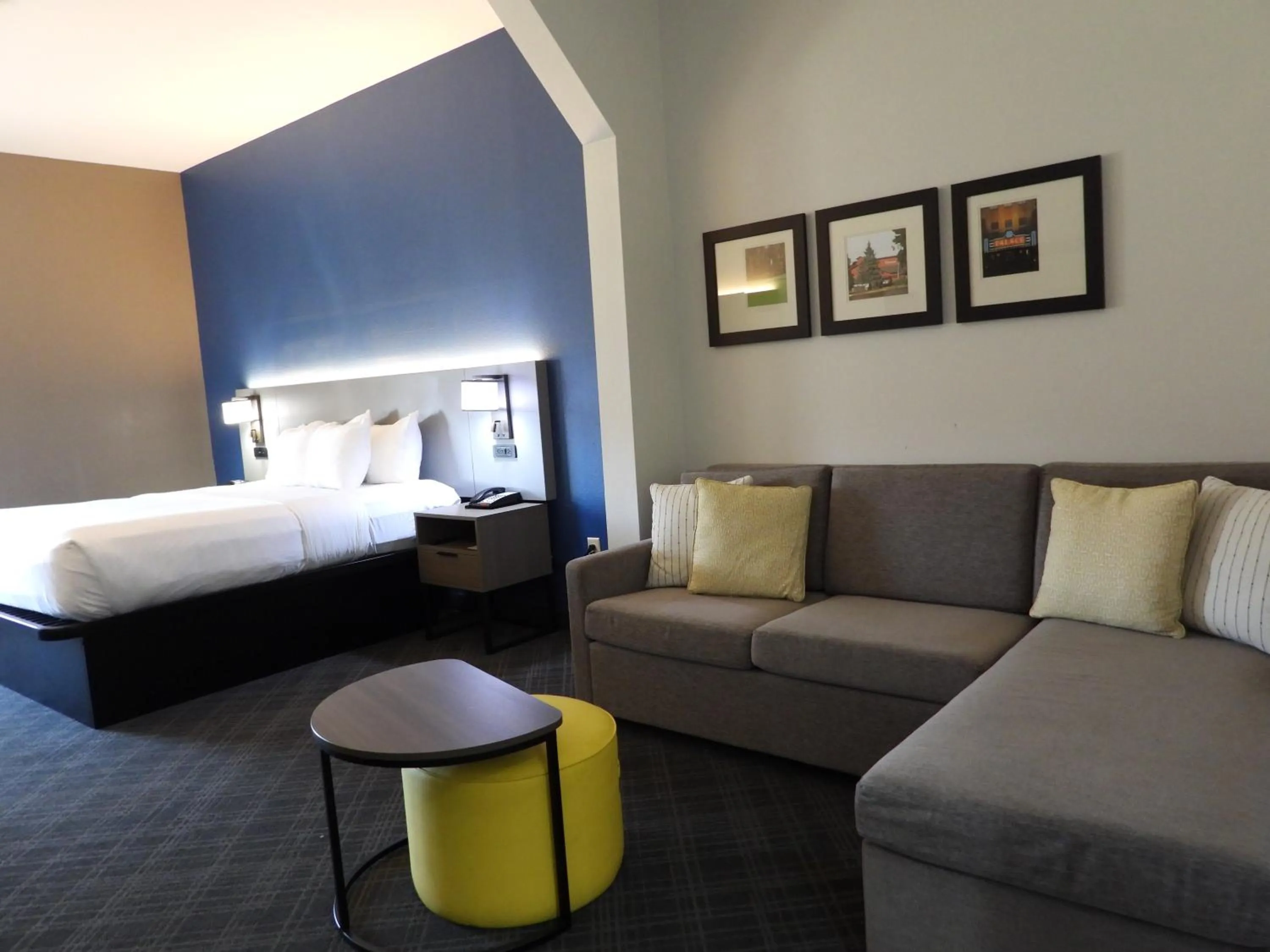 Bed in Comfort Suites Crossville