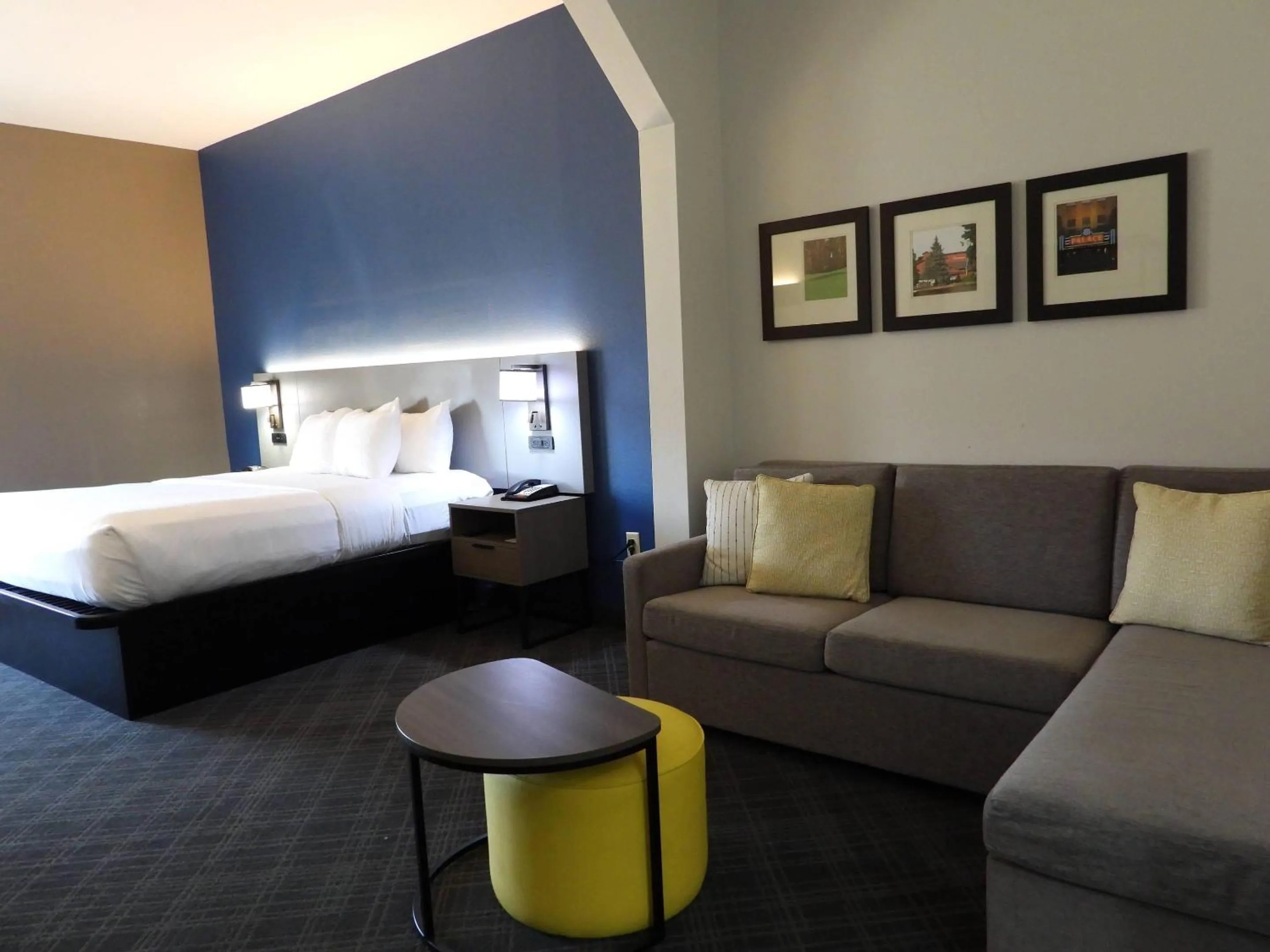 Bedroom, Bed in Comfort Suites Crossville