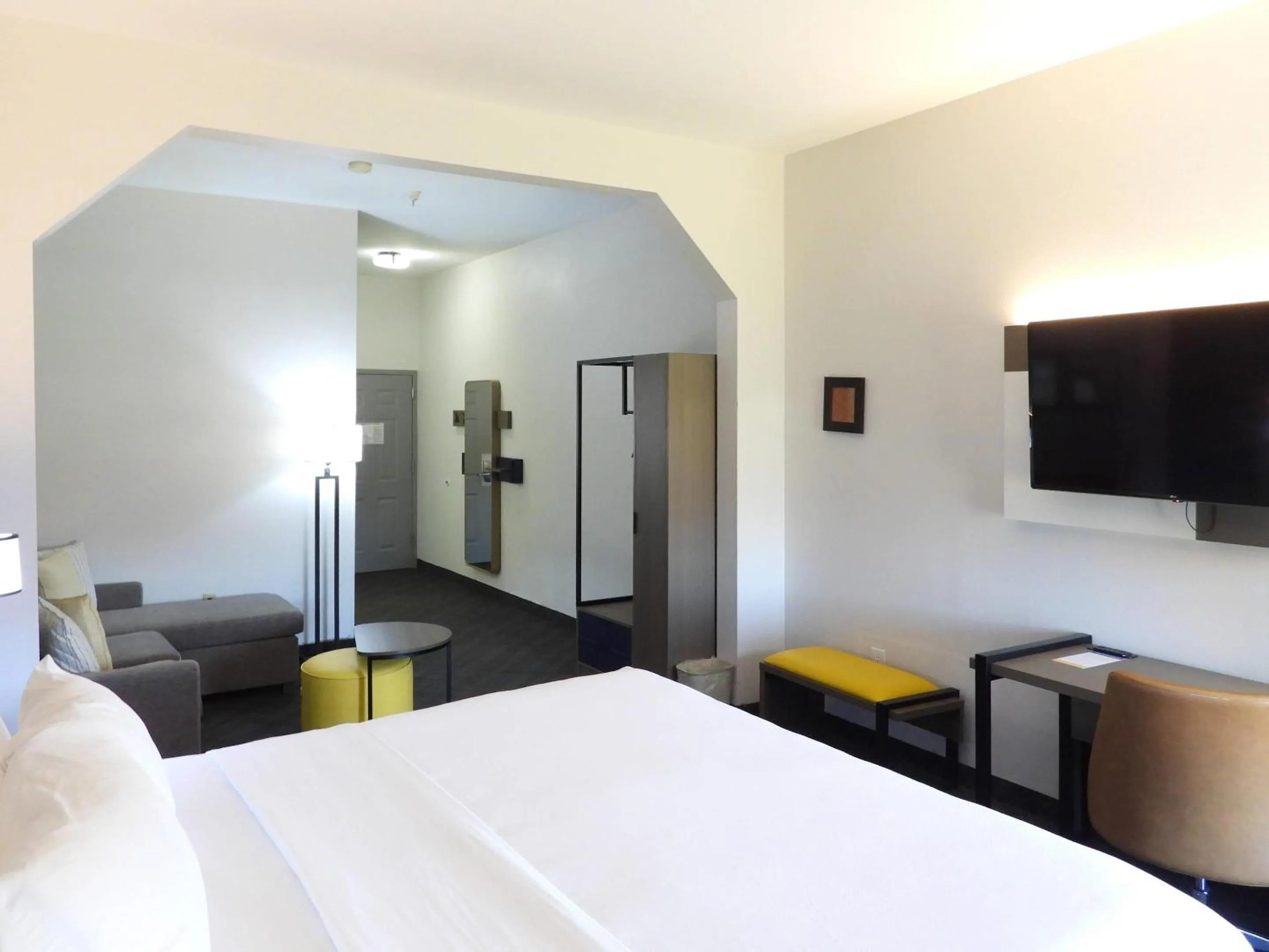 Bedroom, Bed in Comfort Suites Crossville