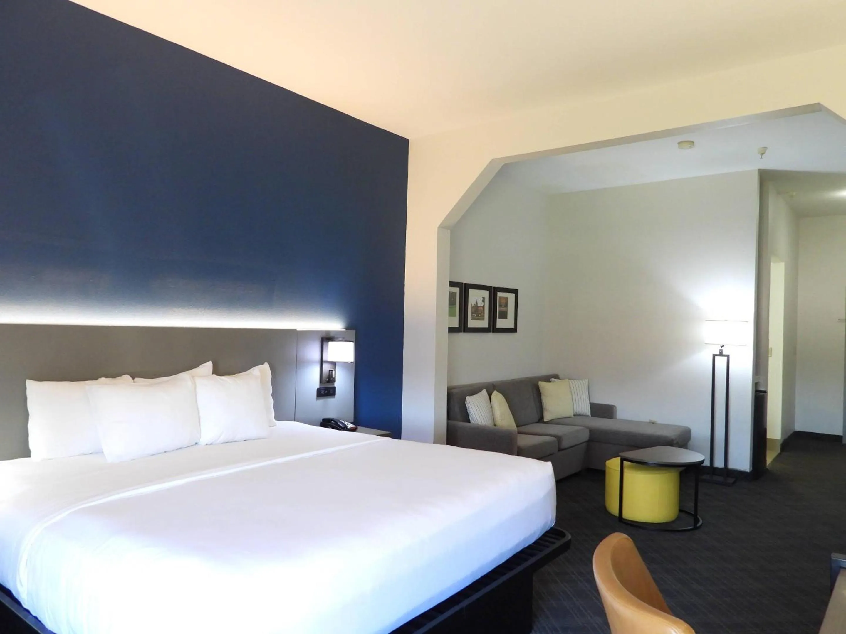 Bedroom, Bed in Comfort Suites Crossville