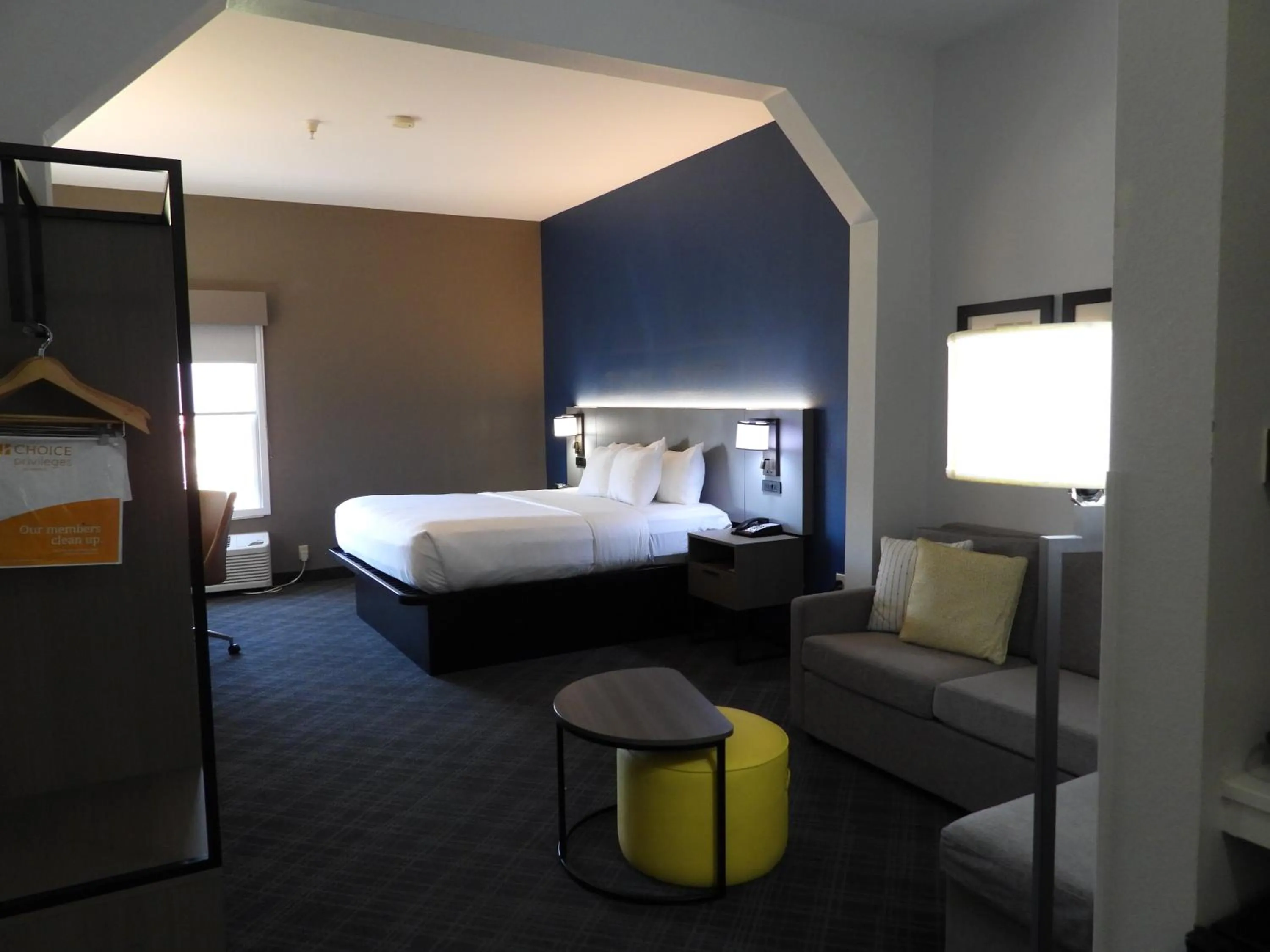 Living room, Bed in Comfort Suites Crossville