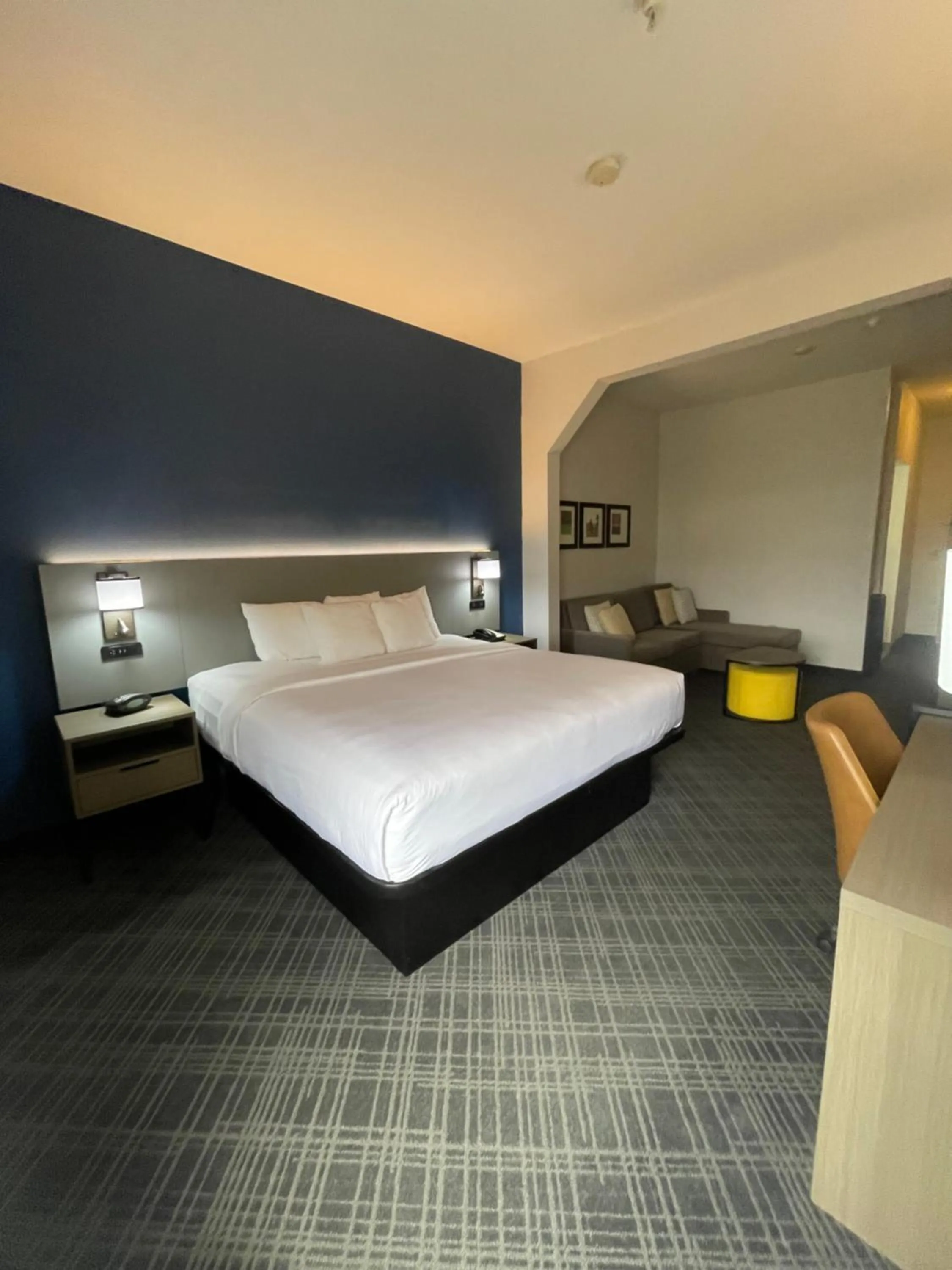 Bedroom, Bed in Comfort Suites Crossville