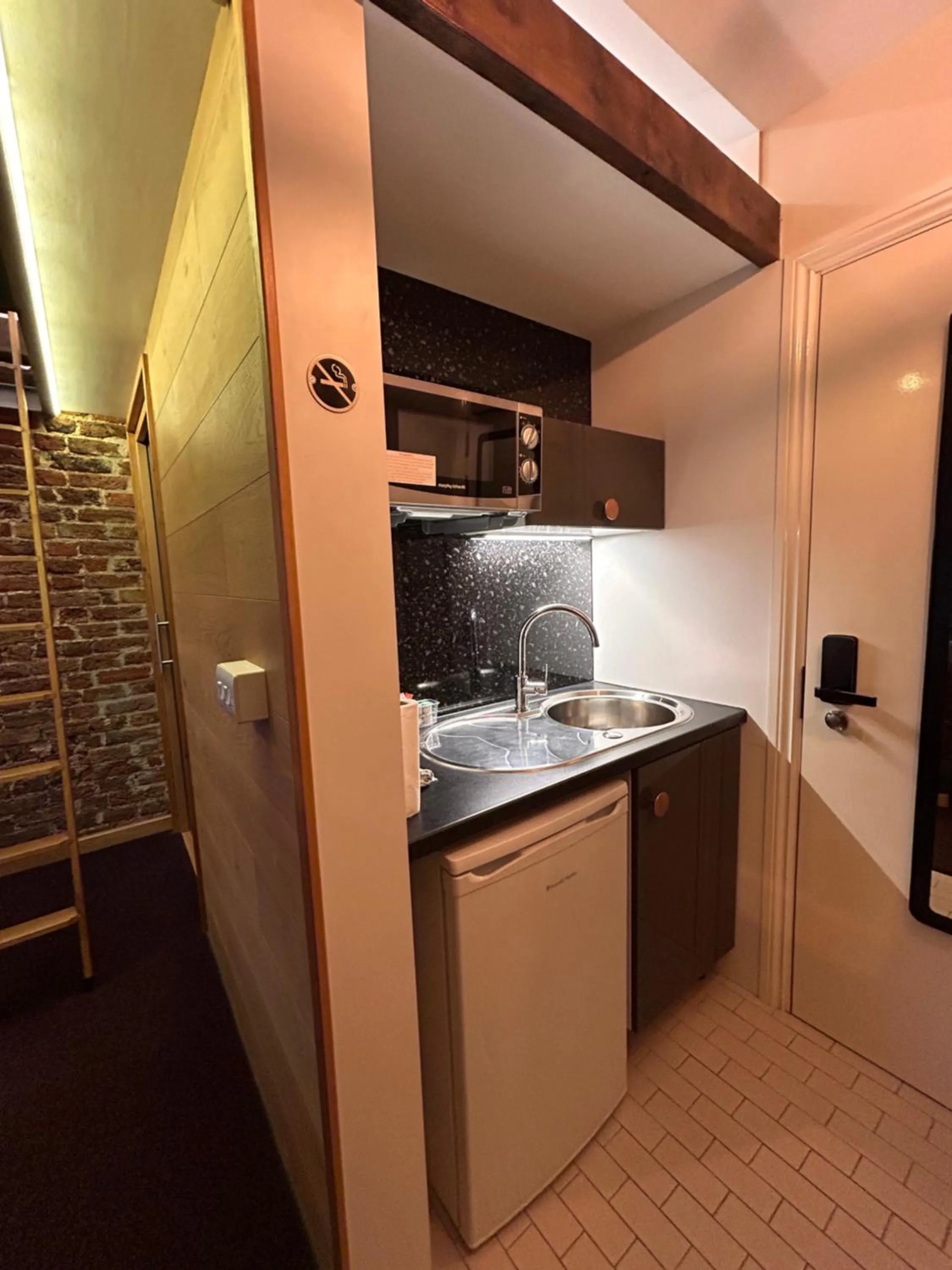 Kitchen or kitchenette in Victorian Loft Living Hotel 22
