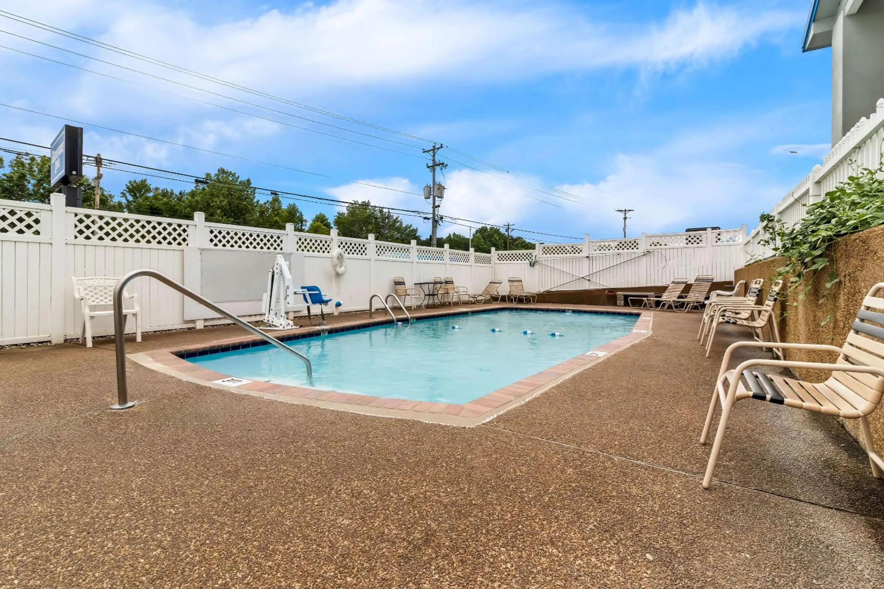 Swimming pool in Rodeway Inn