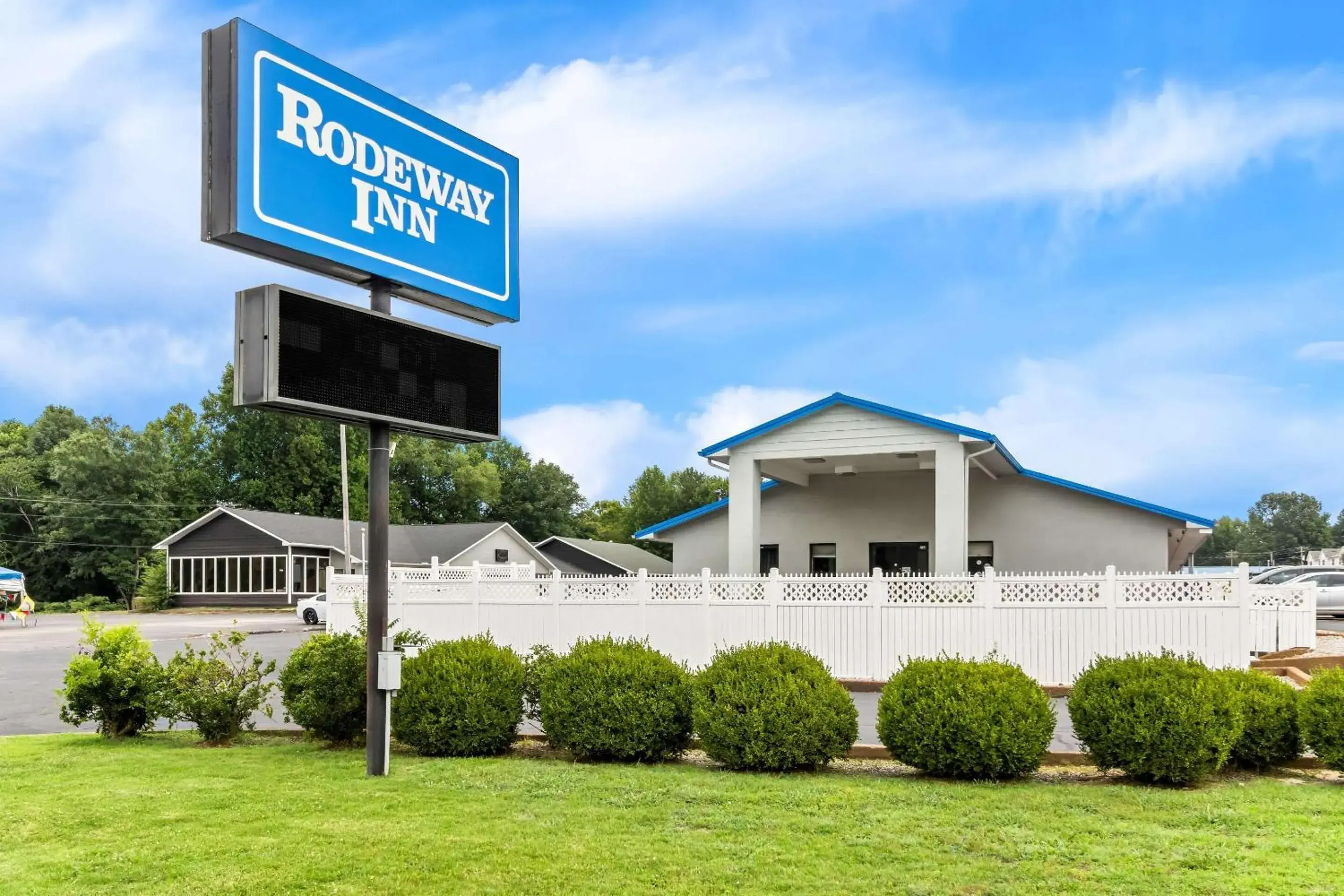 Property building in Rodeway Inn Property building in Rodeway Inn