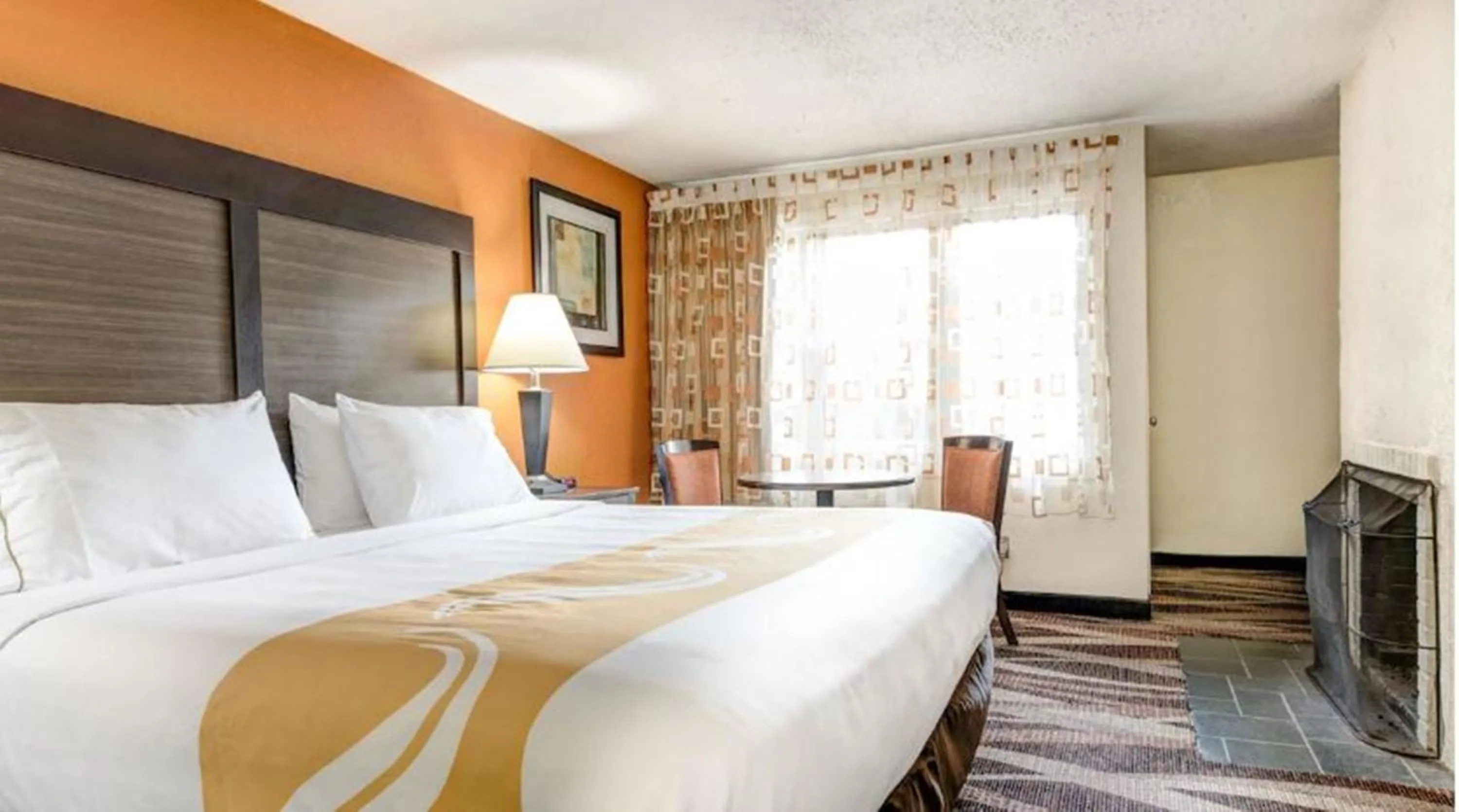 Bed in Quality Inn Creekside - Downtown Gatlinburg
