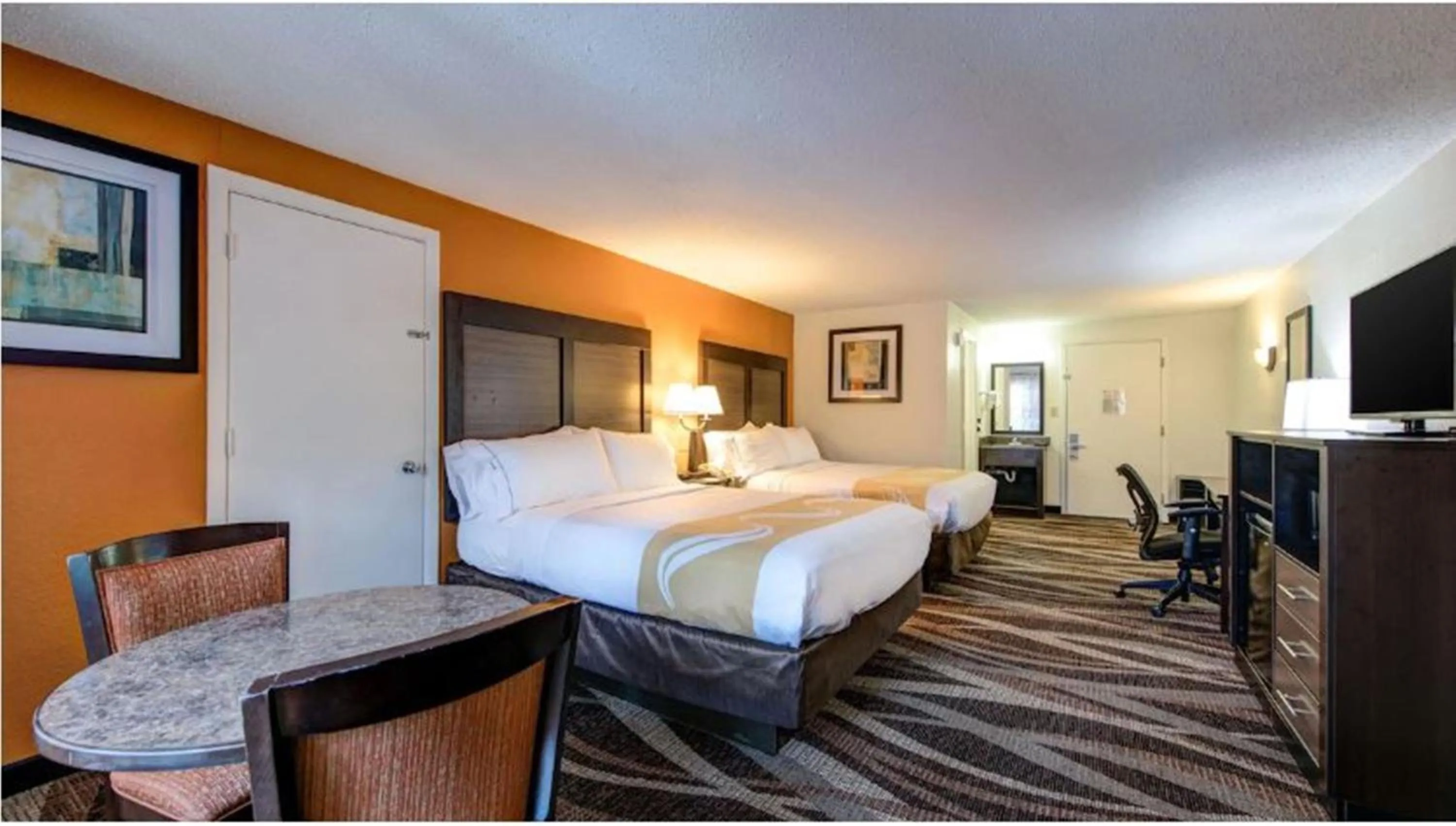 Photo of the whole room, Bed in Quality Inn Creekside - Downtown Gatlinburg