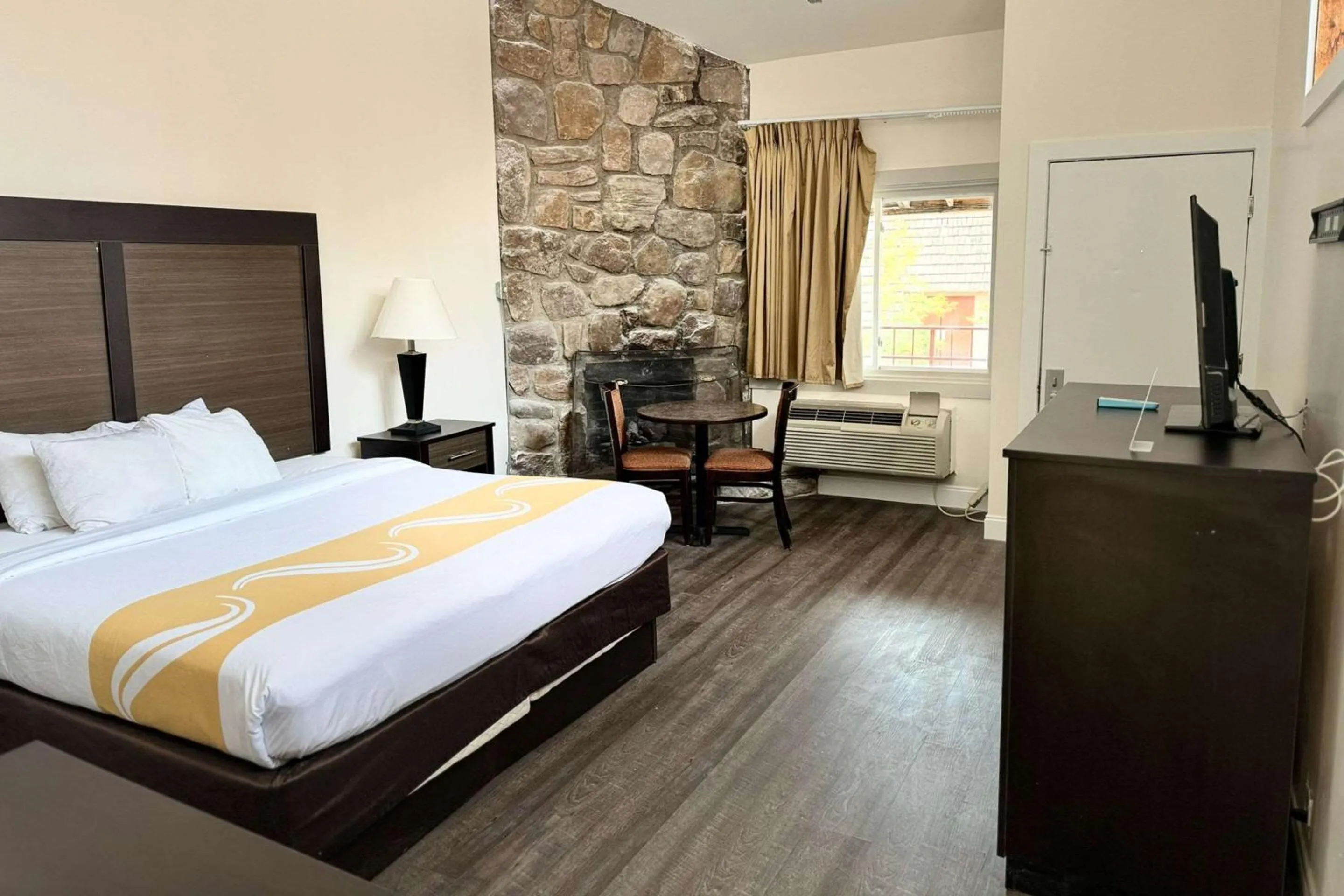 Bedroom, Bed in Quality Inn Creekside - Downtown Gatlinburg