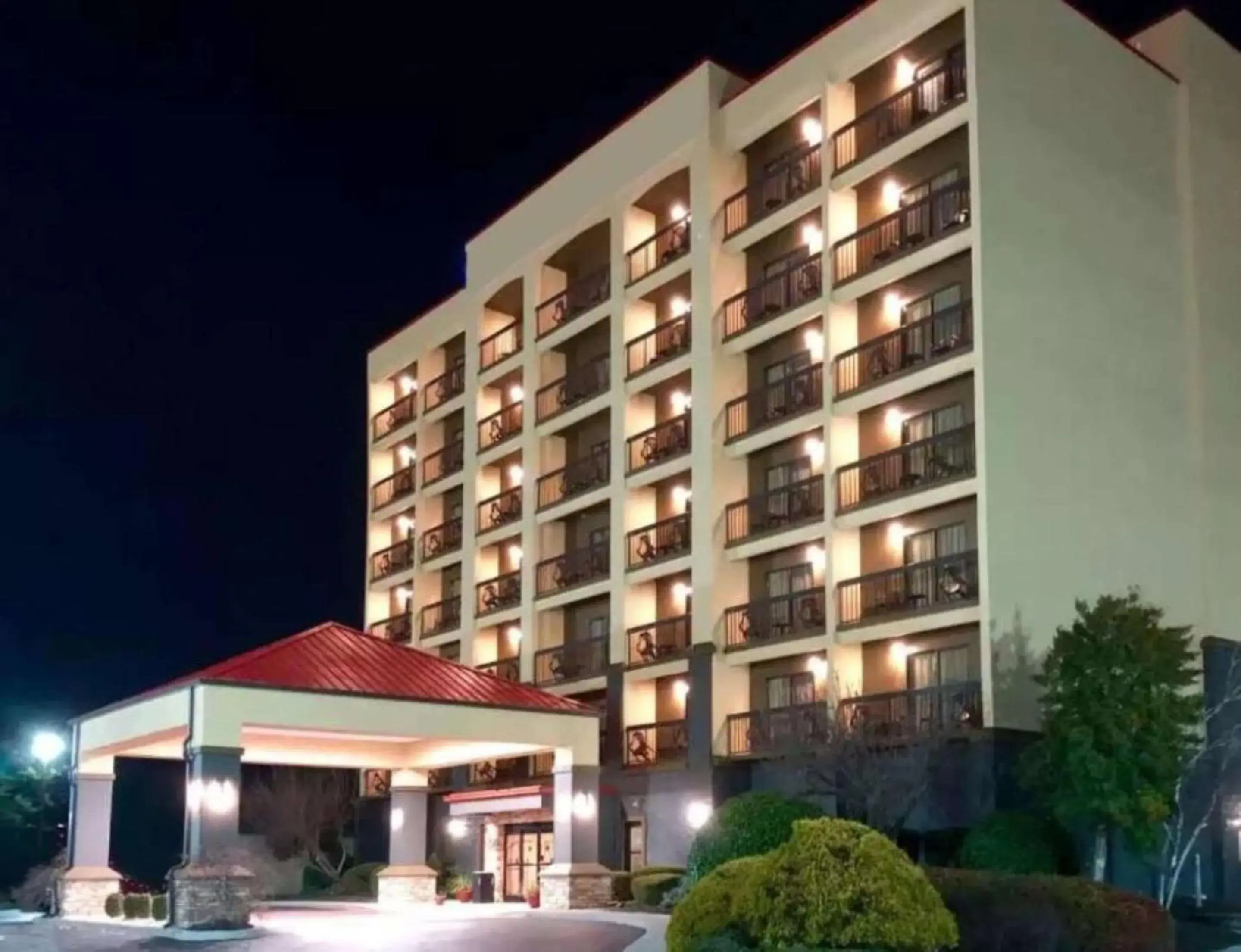 Property building in Vista Suites Near Island and Leconte Convention Center Property building in Vista Suites Near Island and Leconte Convention Center