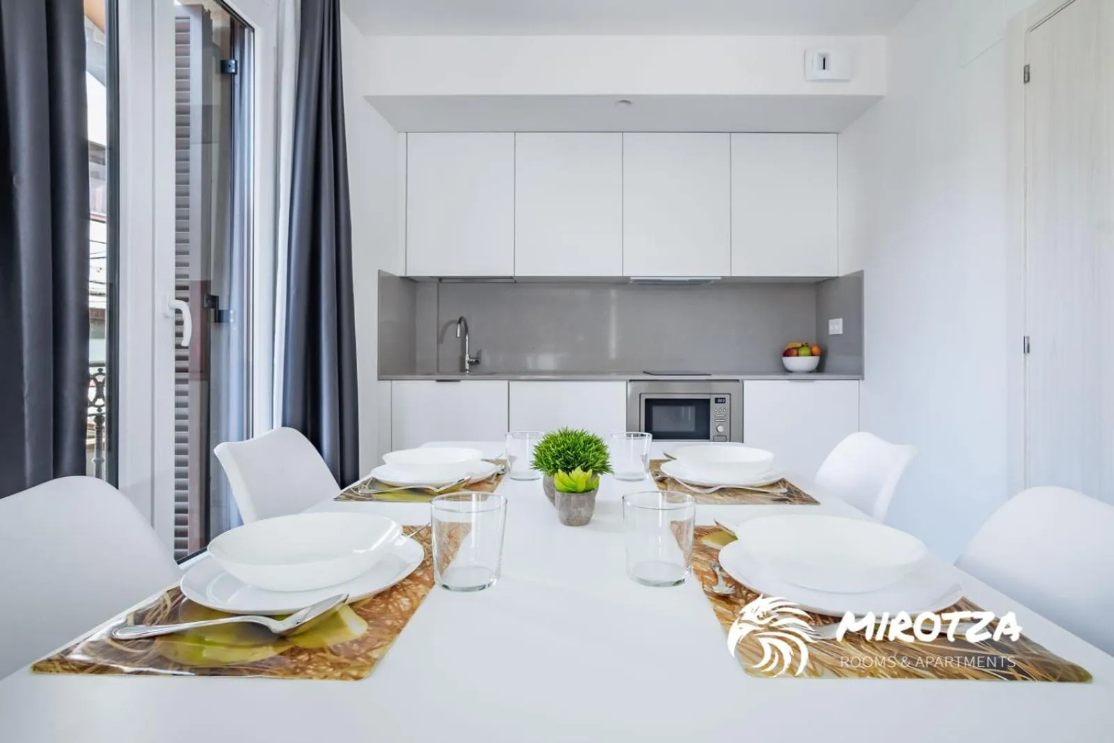 Dining area in MIROTZA ROOMS AND APARTMENTS