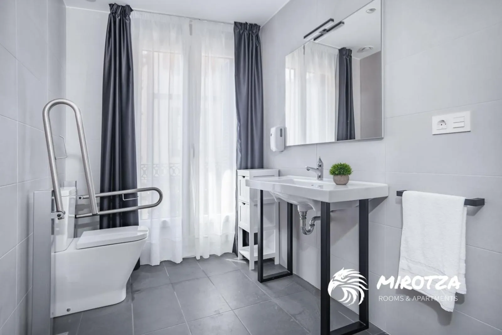 Bathroom in MIROTZA ROOMS AND APARTMENTS