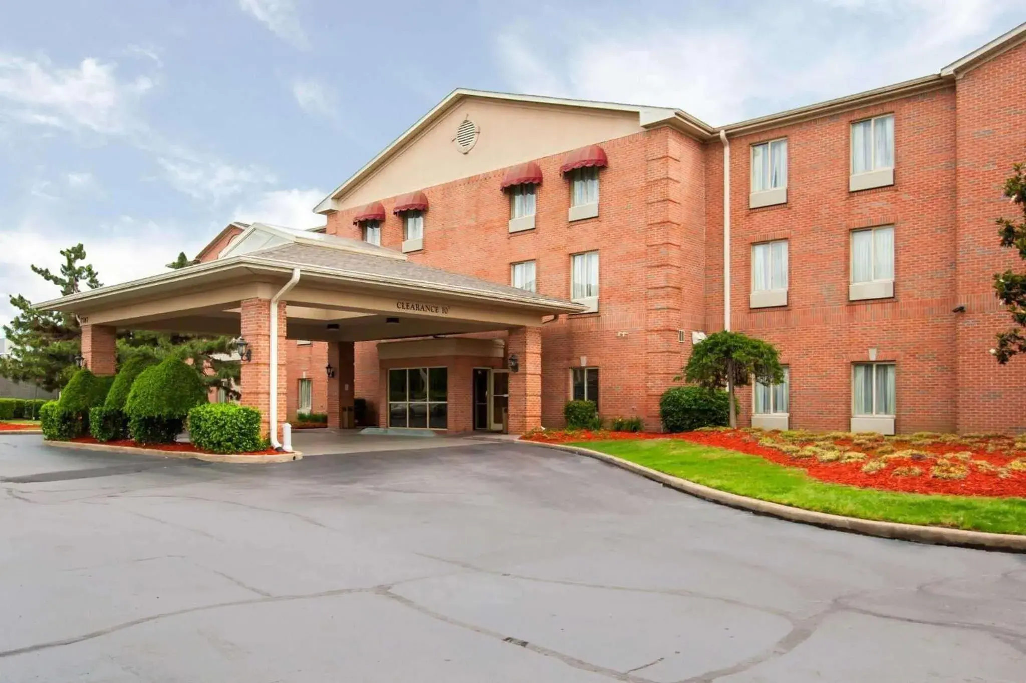 Property building in Quality Inn & Suites Germantown North Property building in Quality Inn & Suites Germantown North