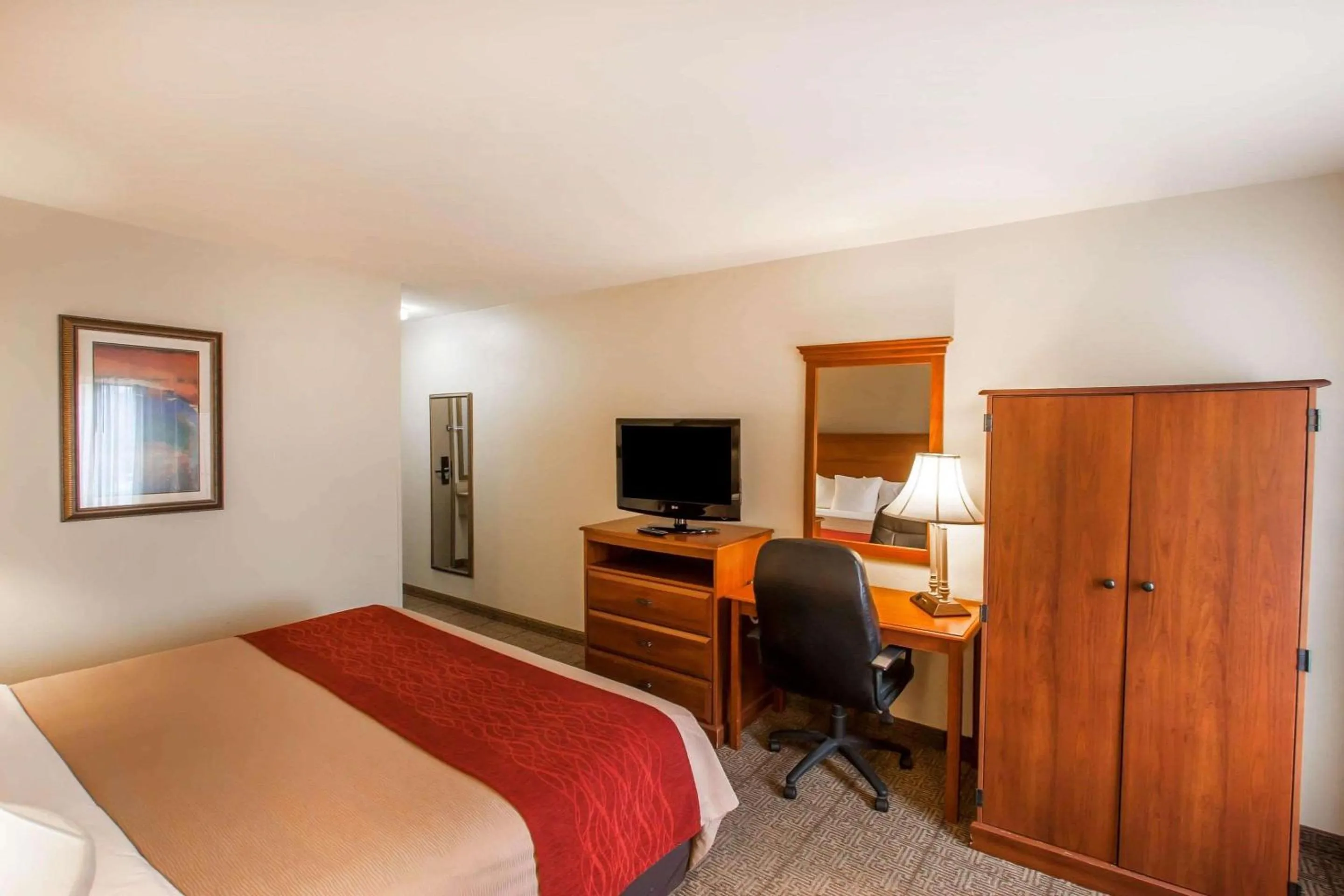 Photo of the whole room, Bed in Quality Inn & Suites Germantown North