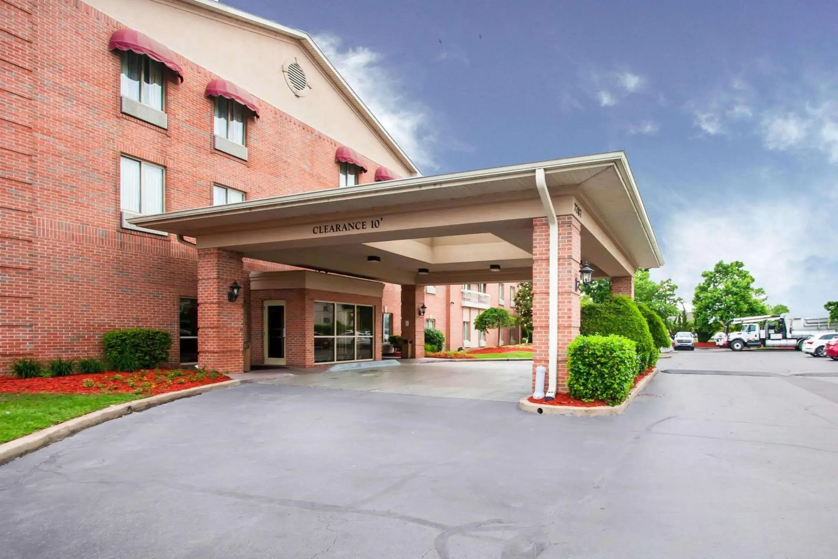 Property building in Quality Inn & Suites Germantown North Property building in Quality Inn & Suites Germantown North