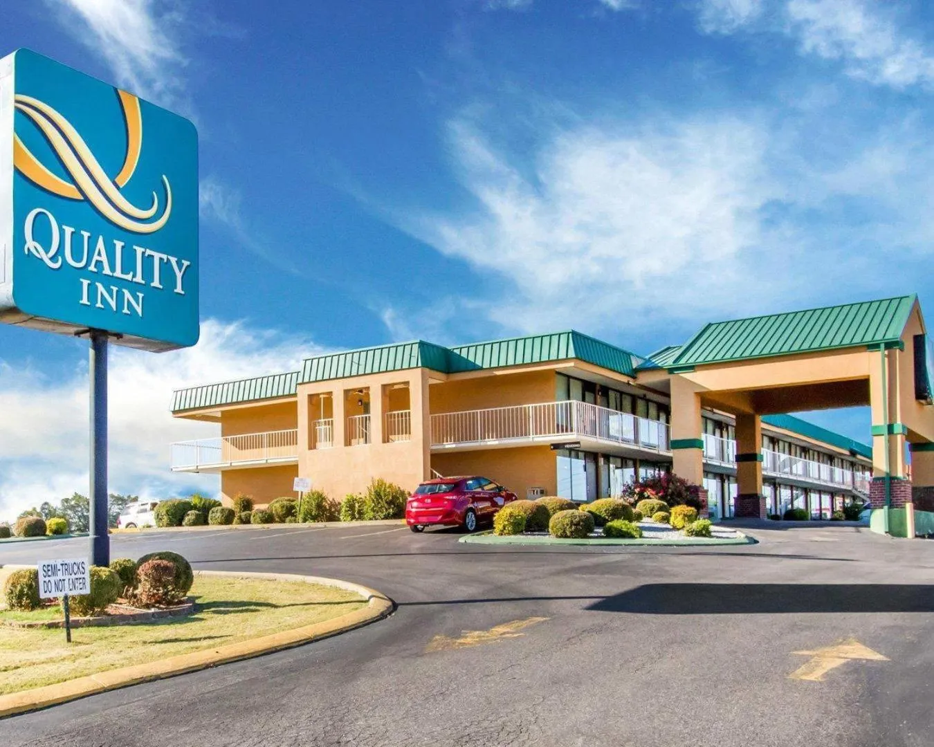 Property building in Quality Inn Dyersburg I-155