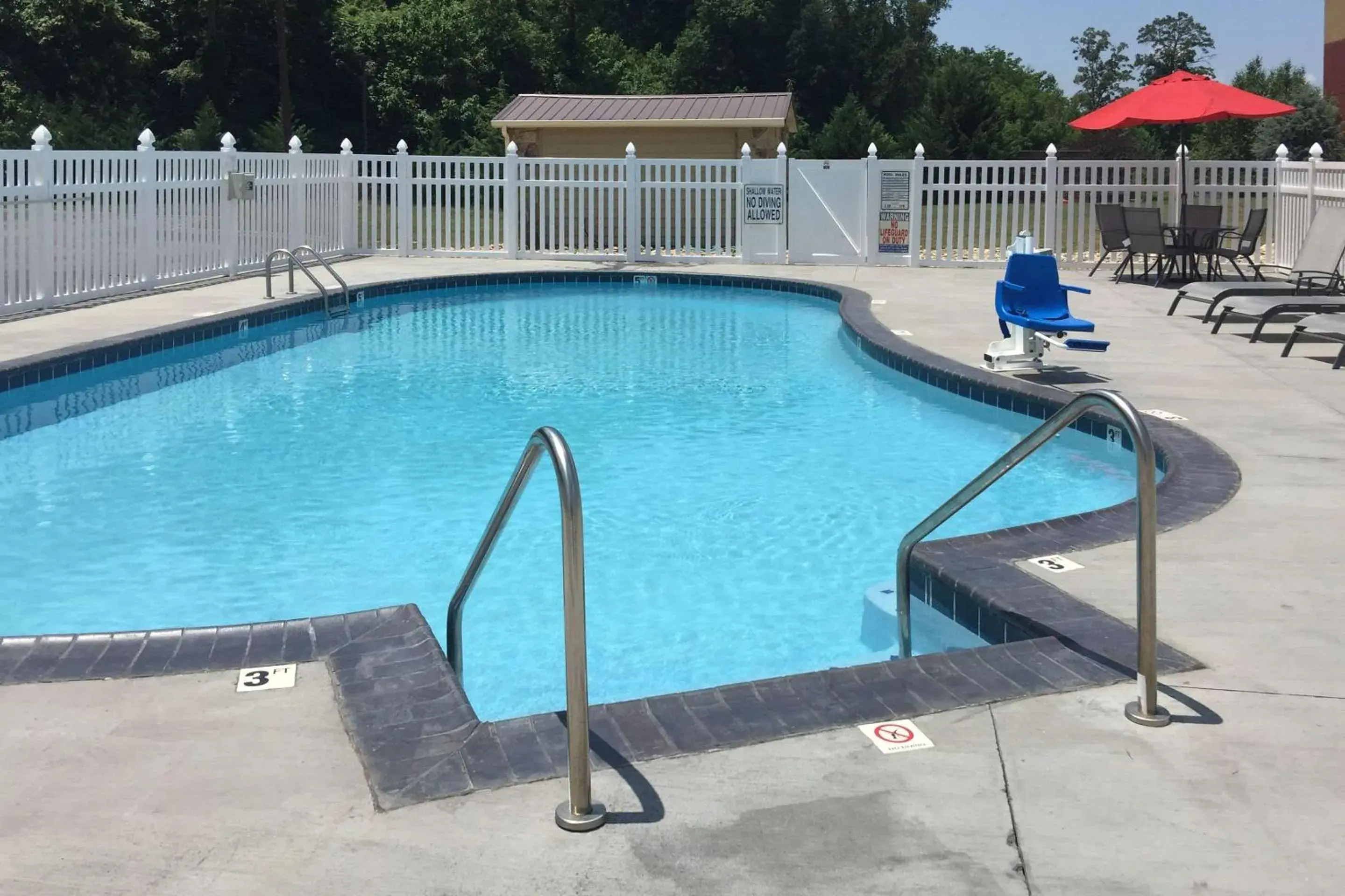 Swimming pool in Quality Inn Kodak Sevierville Swimming pool in Quality Inn Kodak Sevierville